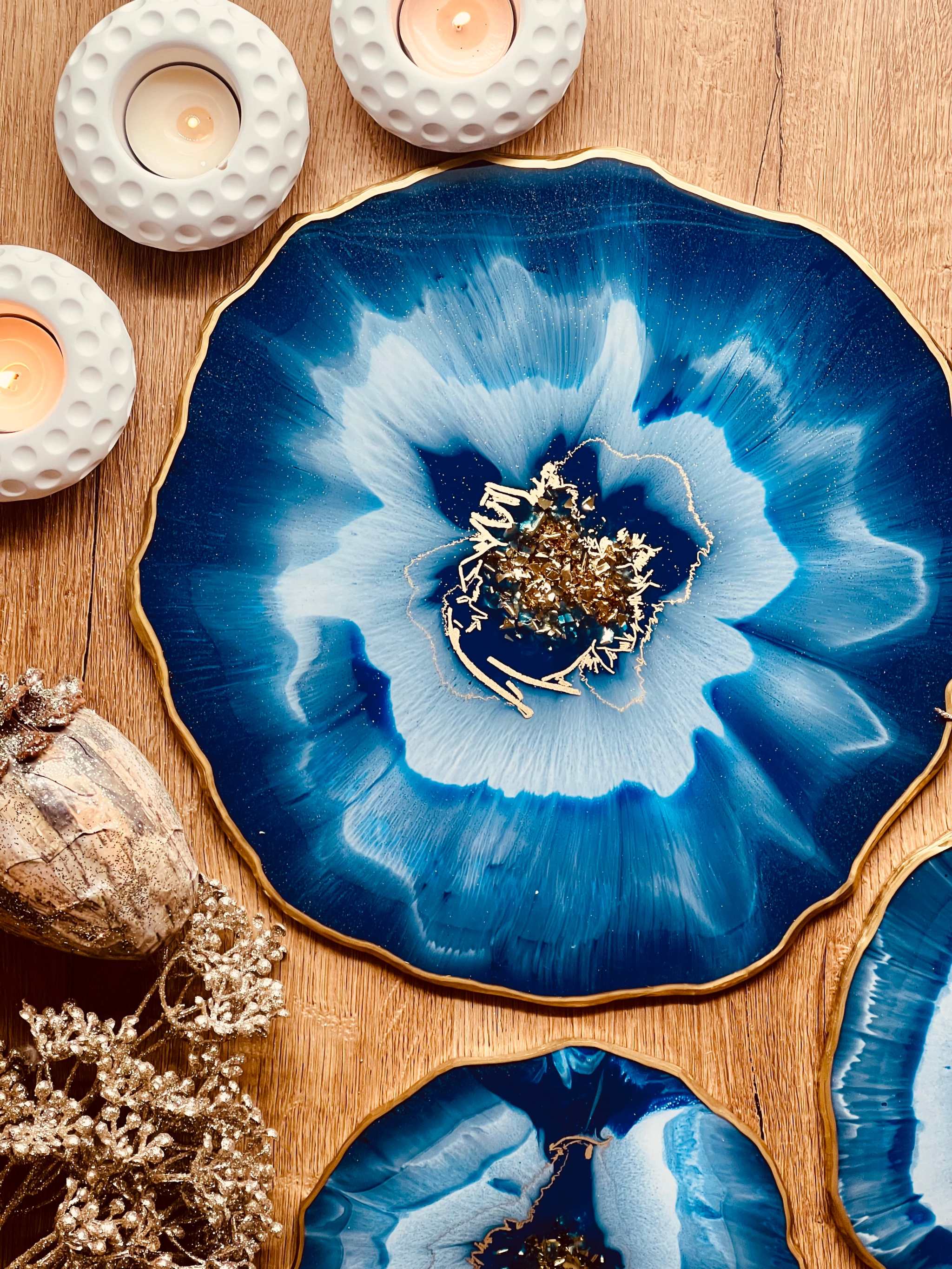Handgemachtes blaues Resin Tablett mit goldenen Details als dekoratives Unikat auf Holztisch
