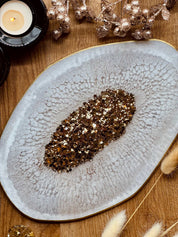 weißes handgemachtes Tablett aus Resin mit goldenen Details und unregelmäßiger Form