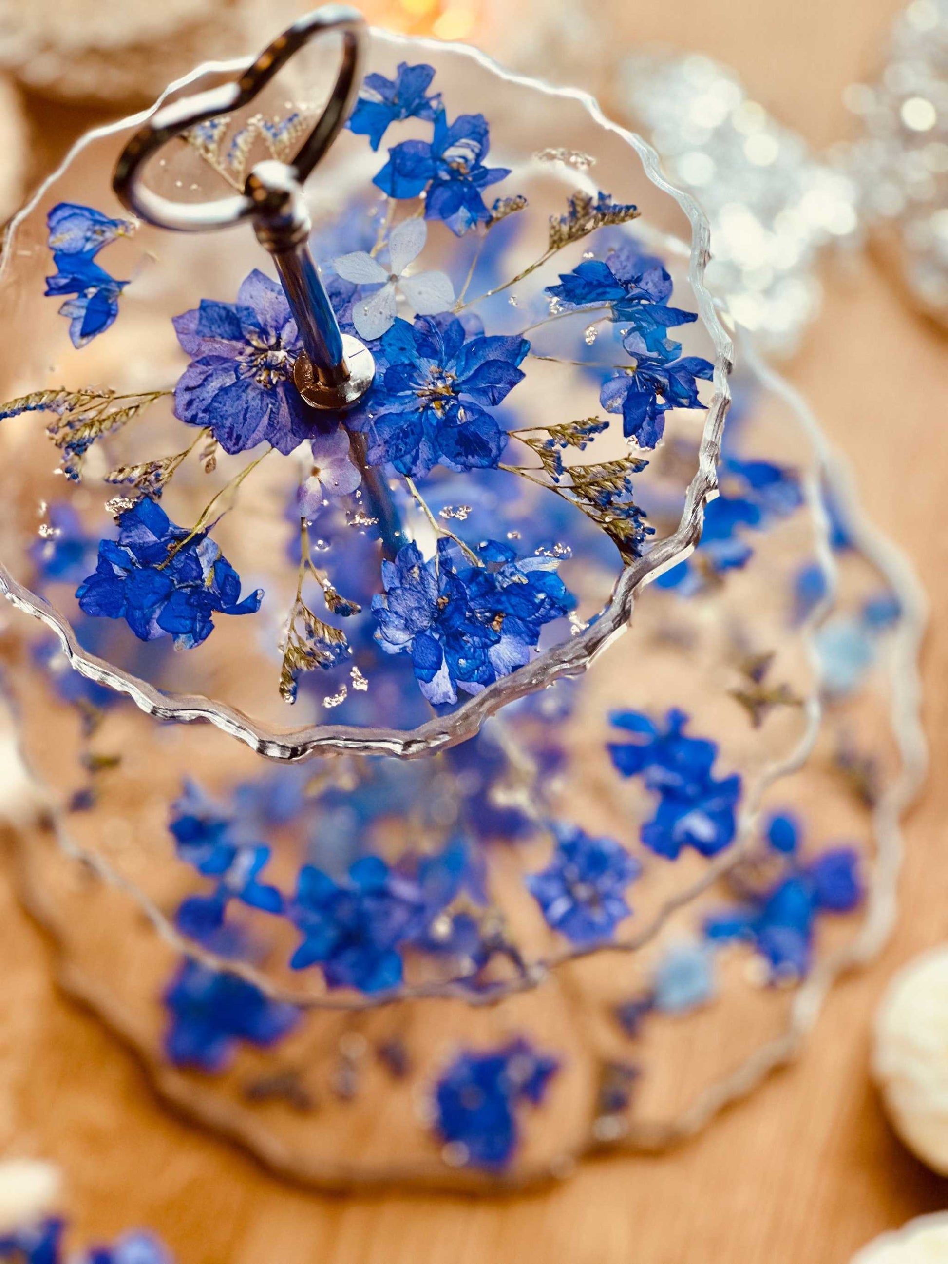 12 getrocknete lila Larkspur Blüten für kreative Projekte und Kunst.