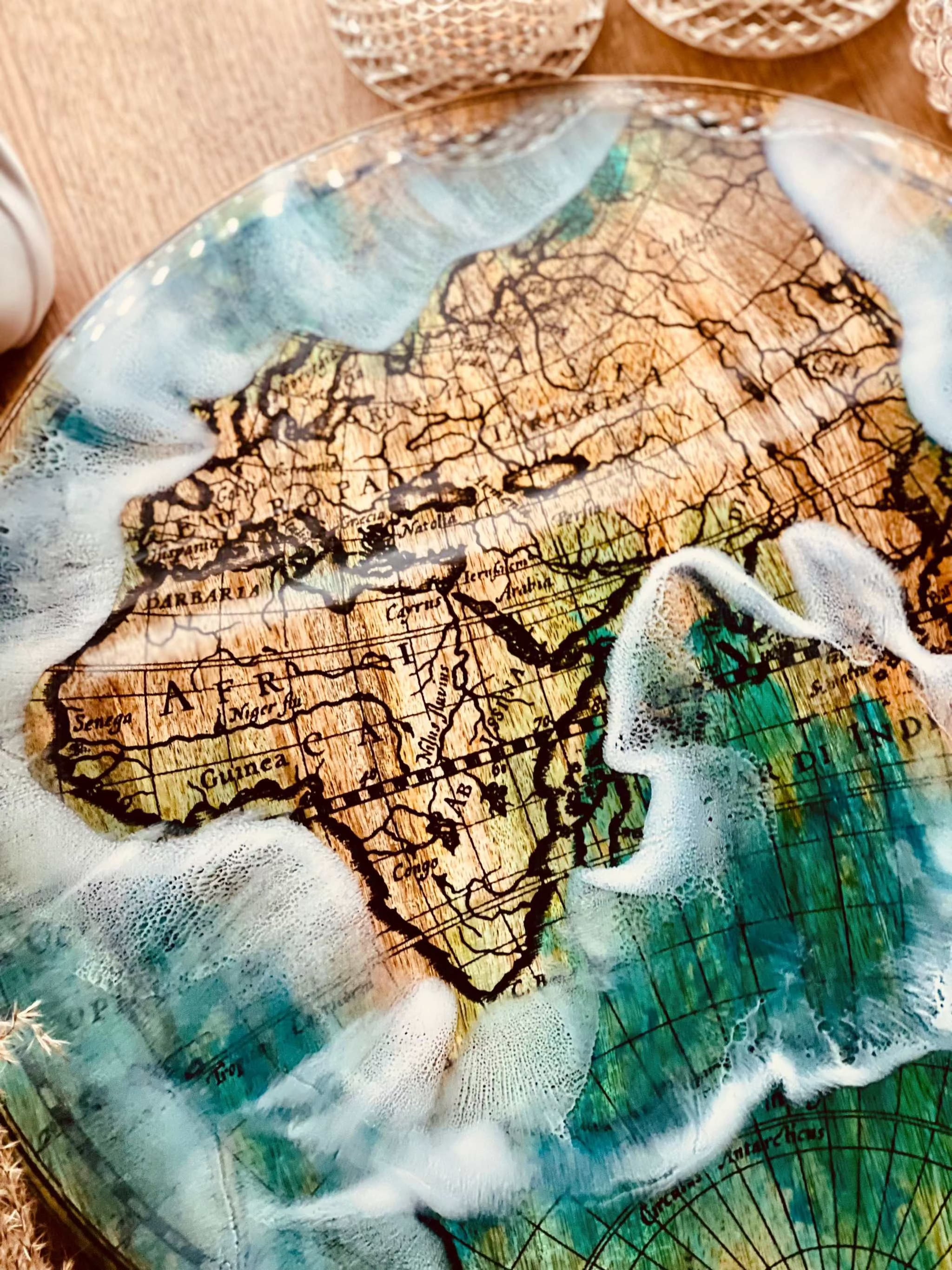 Handgemachtes Holztablett mit Resin in Ocean Design und Weltkarten-Motiv veredelt