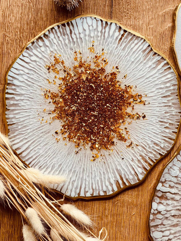 Resin tray in white with gold details