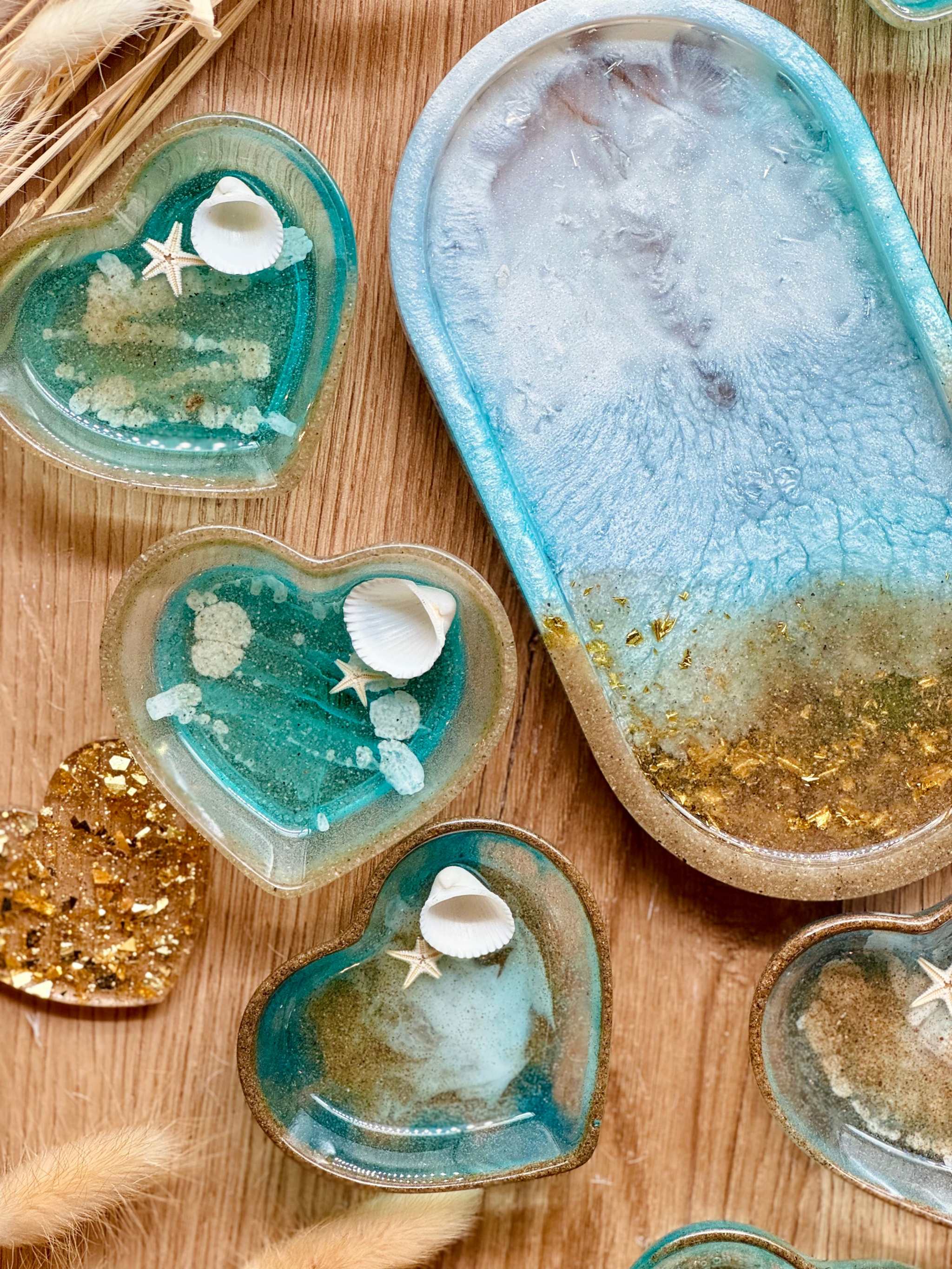 Handgemachte blaue Schmuckschalen aus Resin mit Muscheln in Herz- und länglicher Form, dekorativ und einzigartig