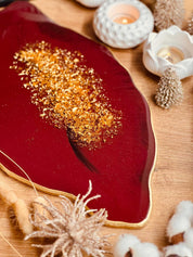 Handgemachtes rotes Tablett aus Resin mit goldenen Details und unregelmäßiger Form, 29x18 cm, dekorativ auf Holzuntergrund mit Kerzen und Dekoartikeln.