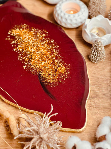 Tablett aus Resin in rot mit goldenen Details