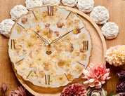 handgefertigte Resin Uhr mit getrockneten Hortensien und römischen Zahlen als Wand- und Standuhr zur Dekoration