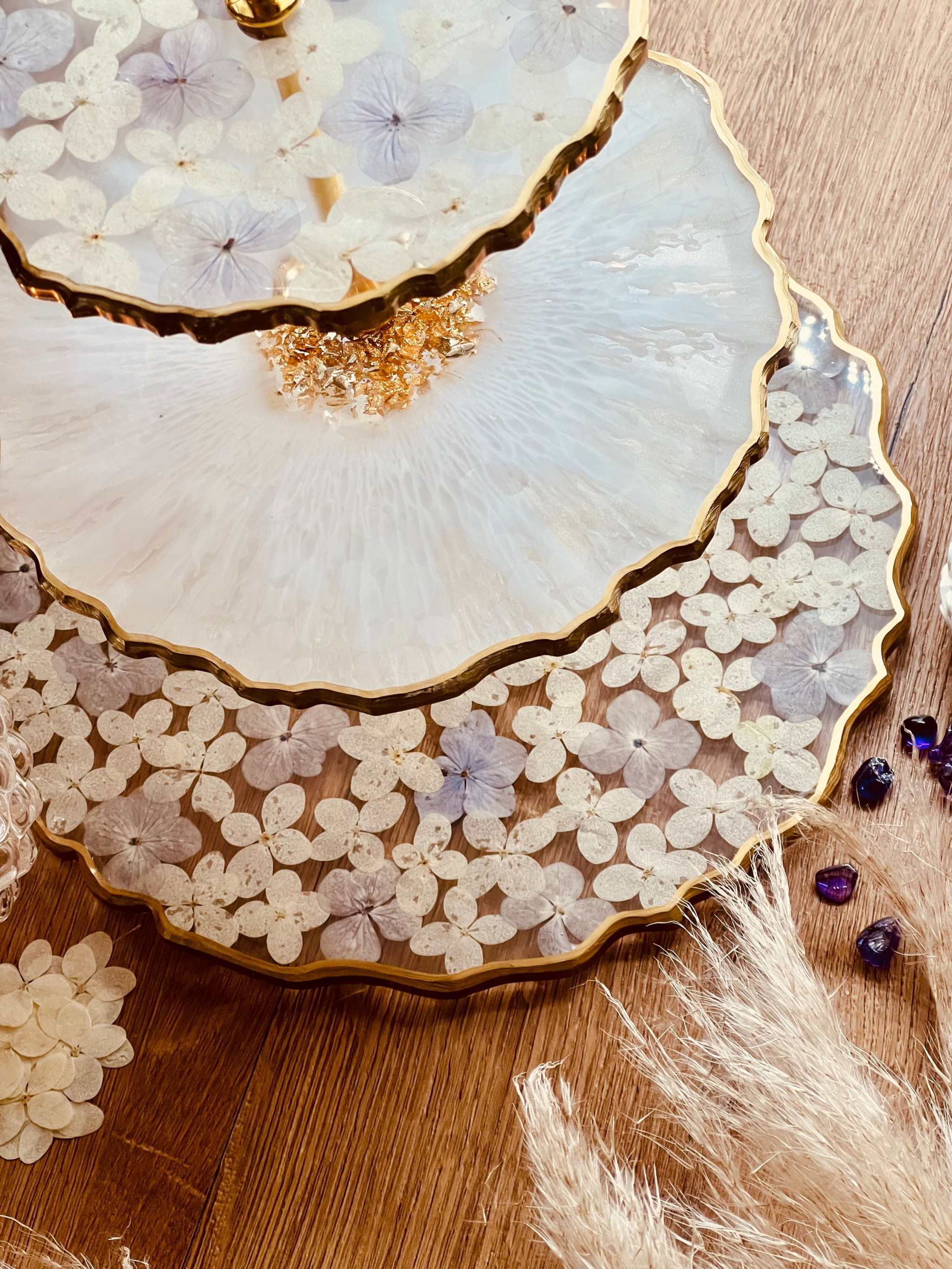 Perfekt für Resin Art – diese getrockneten Blumen lassen sich ideal in Epoxidharz einarbeiten und verleihen Schmuck oder Tabletts eine besondere Note.