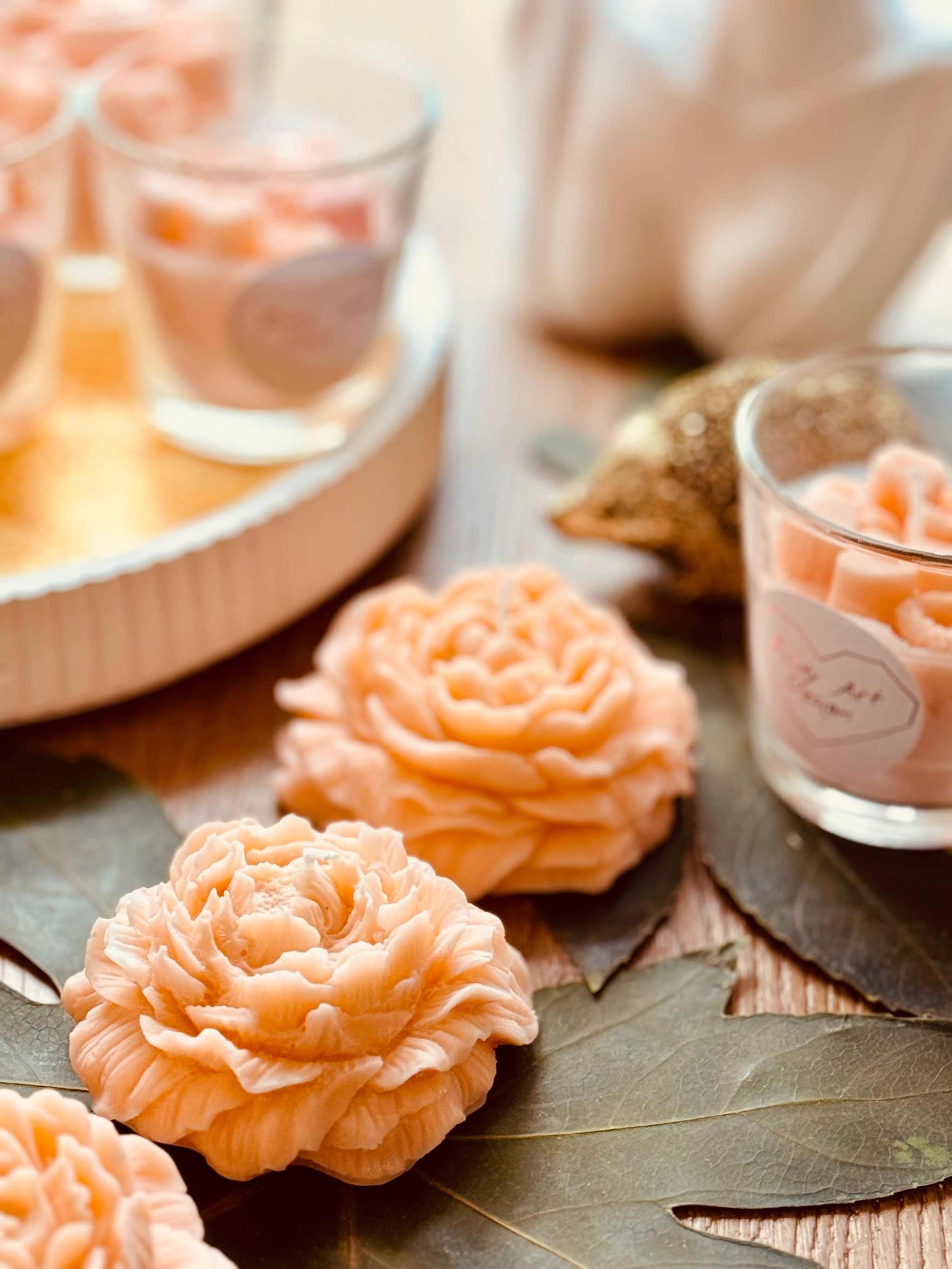 Rosa und pinke Duftkerze im Glas mit süßer Bonbon-Verzierung aus Wachs – ein originelles Geschenk und hübscher Dekoakzent