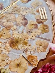 handgefertigte Resin Uhr mit getrockneten Hortensienblumen und transparentem Harz, einzigartiges Dekoelement, 35 cm Durchmesser