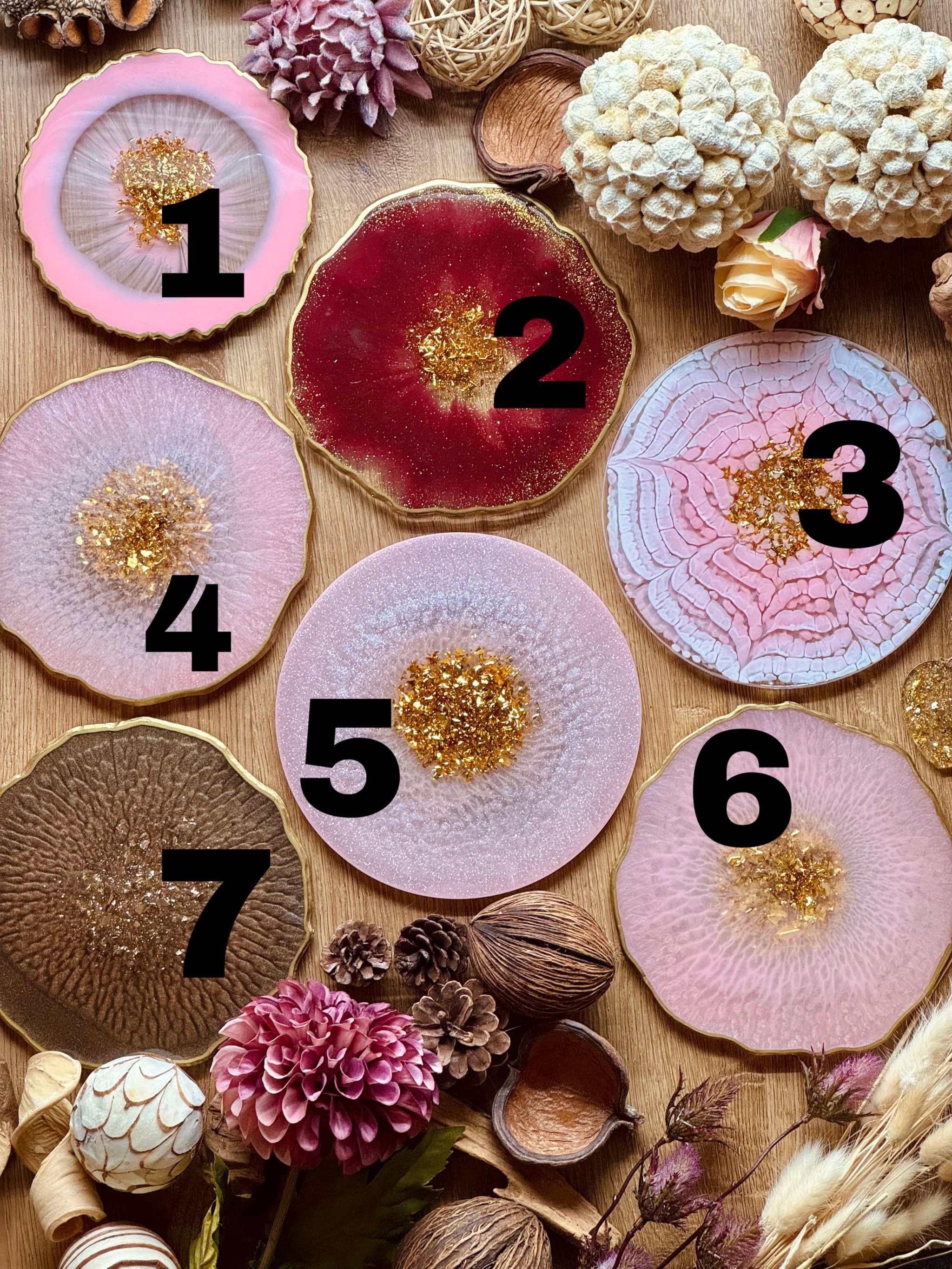 Handgemachte Tabletts aus Resin in rosa, rot und braun mit goldenen Details, ca. 17cm groß, einzigartige Unikate als Dekoration und Geschenk