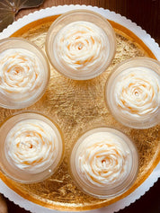 Duftende Parfumkerze im Glas mit großer Wachsrose, handgefertigt – ideal als luxuriöses Geschenk und romantisches Dekoelement