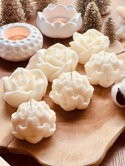 Romantische Kerze aus Rapswachs, handgefertigt in Blumenform – ein stilvolles und nachhaltiges Geschenk für jedes Zuhause.