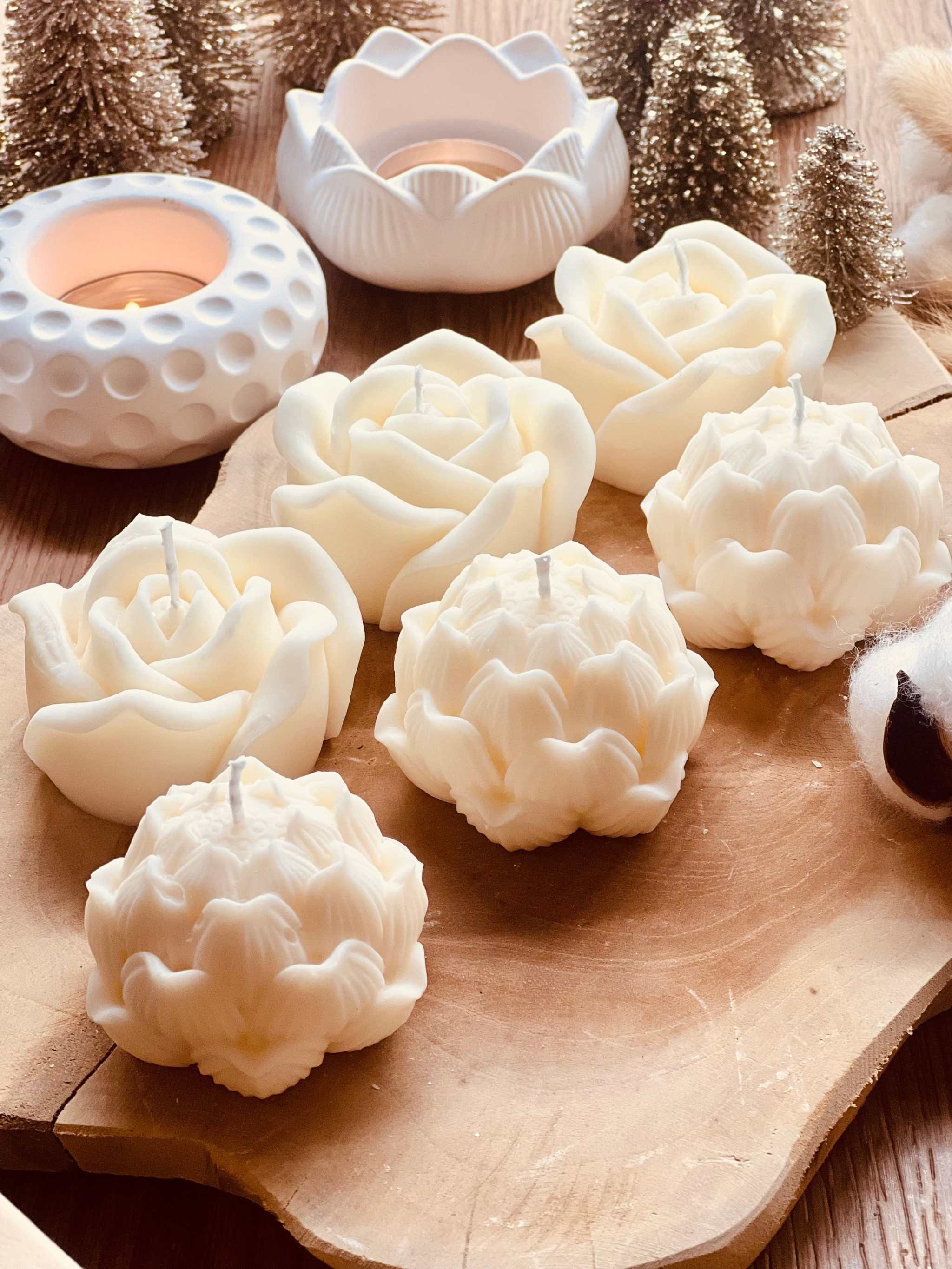 Romantische Kerze aus Rapswachs, handgefertigt in Blumenform – ein stilvolles und nachhaltiges Geschenk für jedes Zuhause.