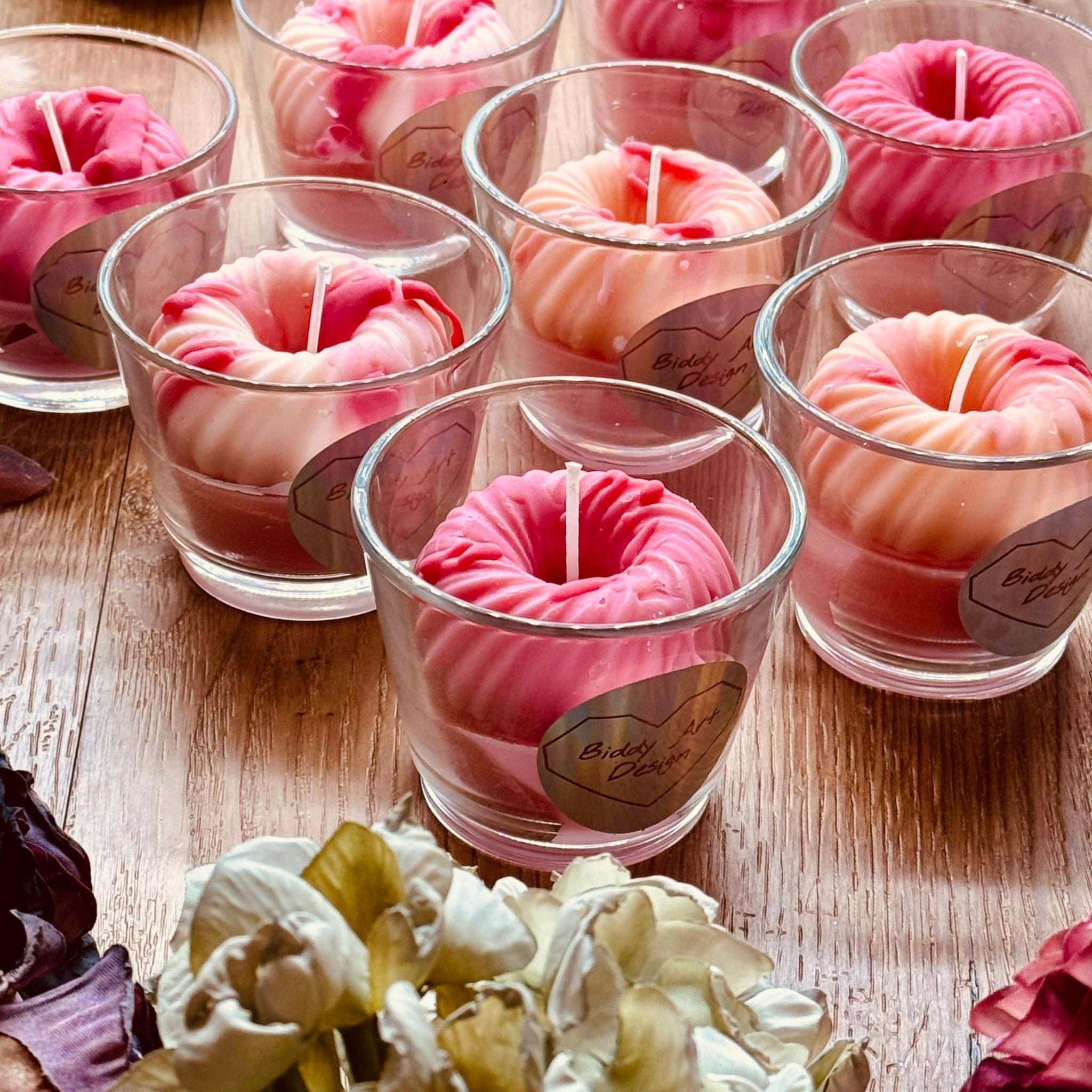 Duftkerze im Glas in zartem Rosa und Pink mit verspielter Verzierung aus Wachssüßigkeiten und Donut – ein originelles Geschenk und duftende Deko