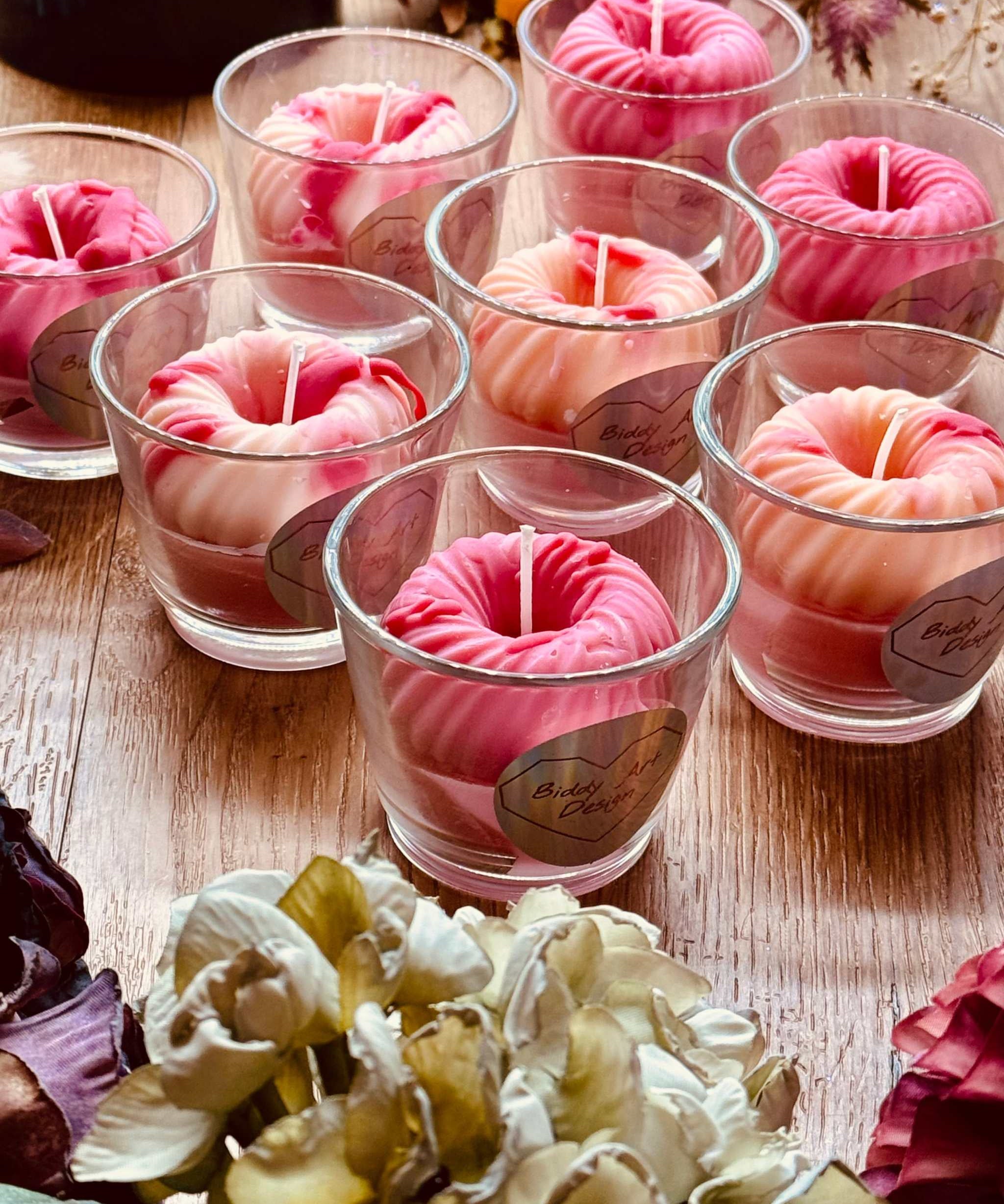 Duftkerze im Glas in zartem Rosa und Pink mit verspielter Verzierung aus Wachssüßigkeiten und Donut – ein originelles Geschenk und duftende Deko