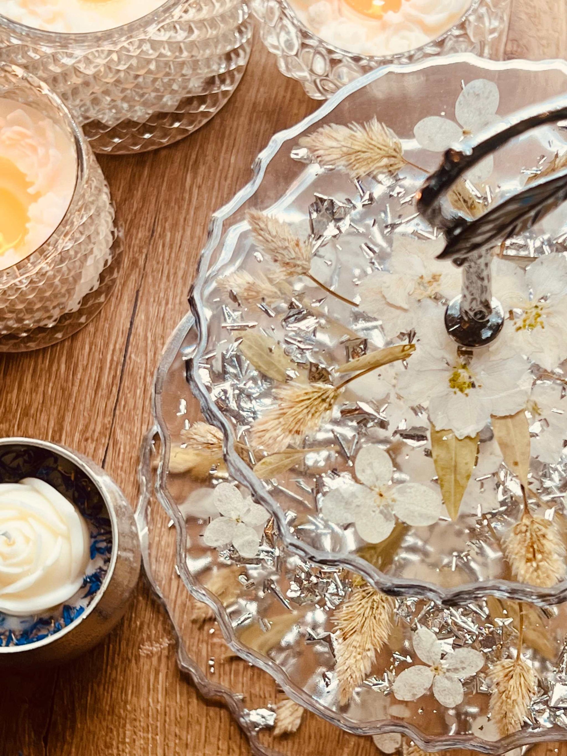 Hier wurden die Blumen für eine Resin Etagere verwendet. Naturgetreue, selbstgetrocknete Blumen und Blüten, ideal für Resin Art und Bastelprojekte. Diese sorgfältig getrockneten Blüten in authentischen Farben sind geeignet für kreative Kunstwerke.