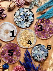 Tabletts aus Resin mit eingebetteten echten Blumen und silbernen Details, handgemacht und einzigartig, perfekte Deko oder Geschenk, ca. 17 cm Durchmesser.
