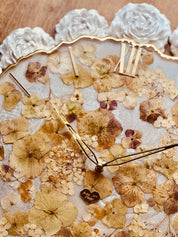 Handgemachte Resin Uhr mit getrockneten Blumen und elegantem goldfarbenen Rahmen, Durchmesser 35 cm, einzigartiges Unikat