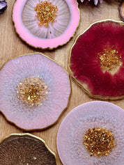 Handgemachtes Tablett aus Resin in rosa, rot und braun mit goldenen Details, einzigartiges dekoratives Unikat, ca. 17 cm Durchmesser