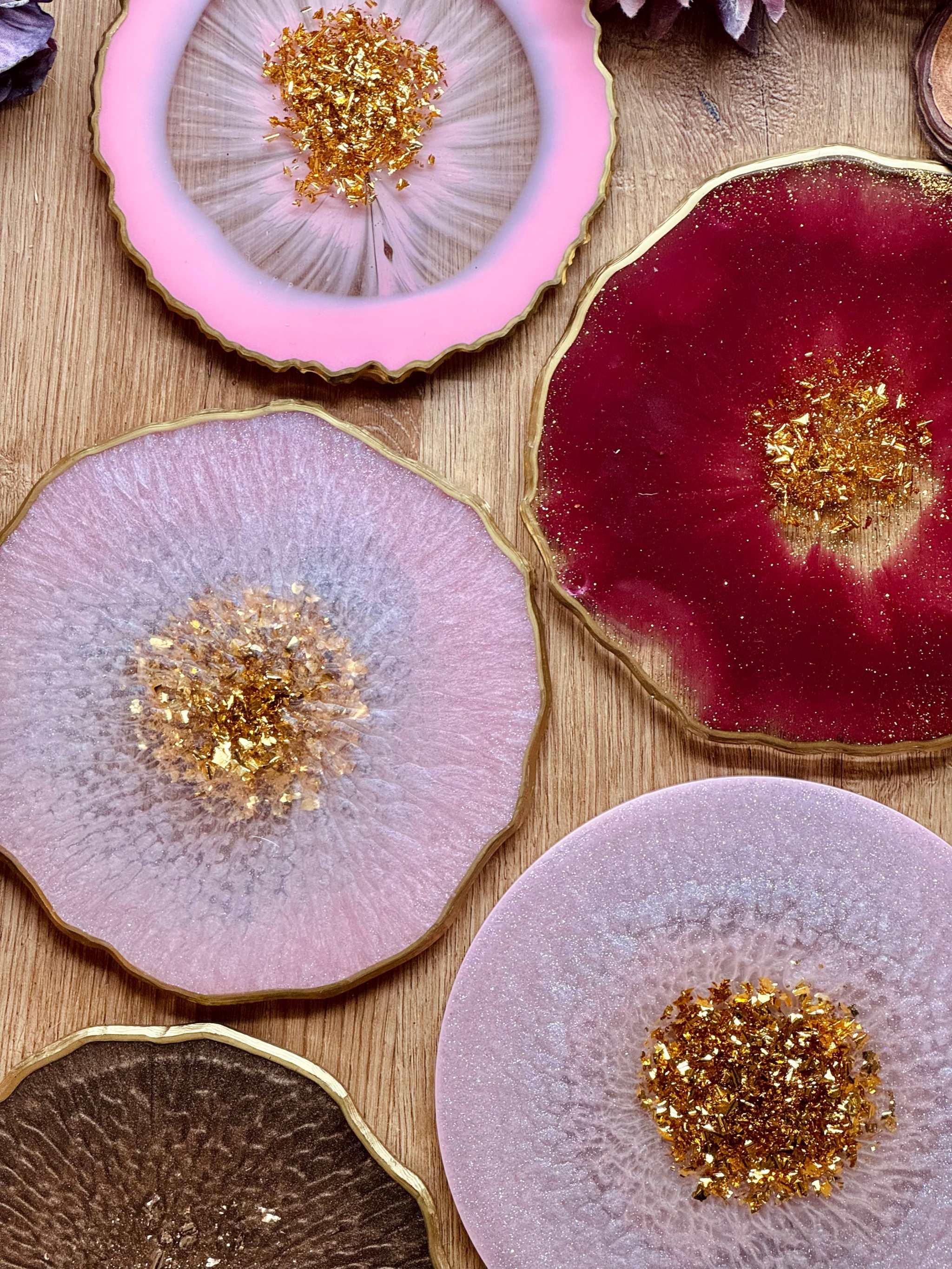 Handgemachtes Tablett aus Resin in rosa, rot und braun mit goldenen Details, einzigartiges dekoratives Unikat, ca. 17 cm Durchmesser