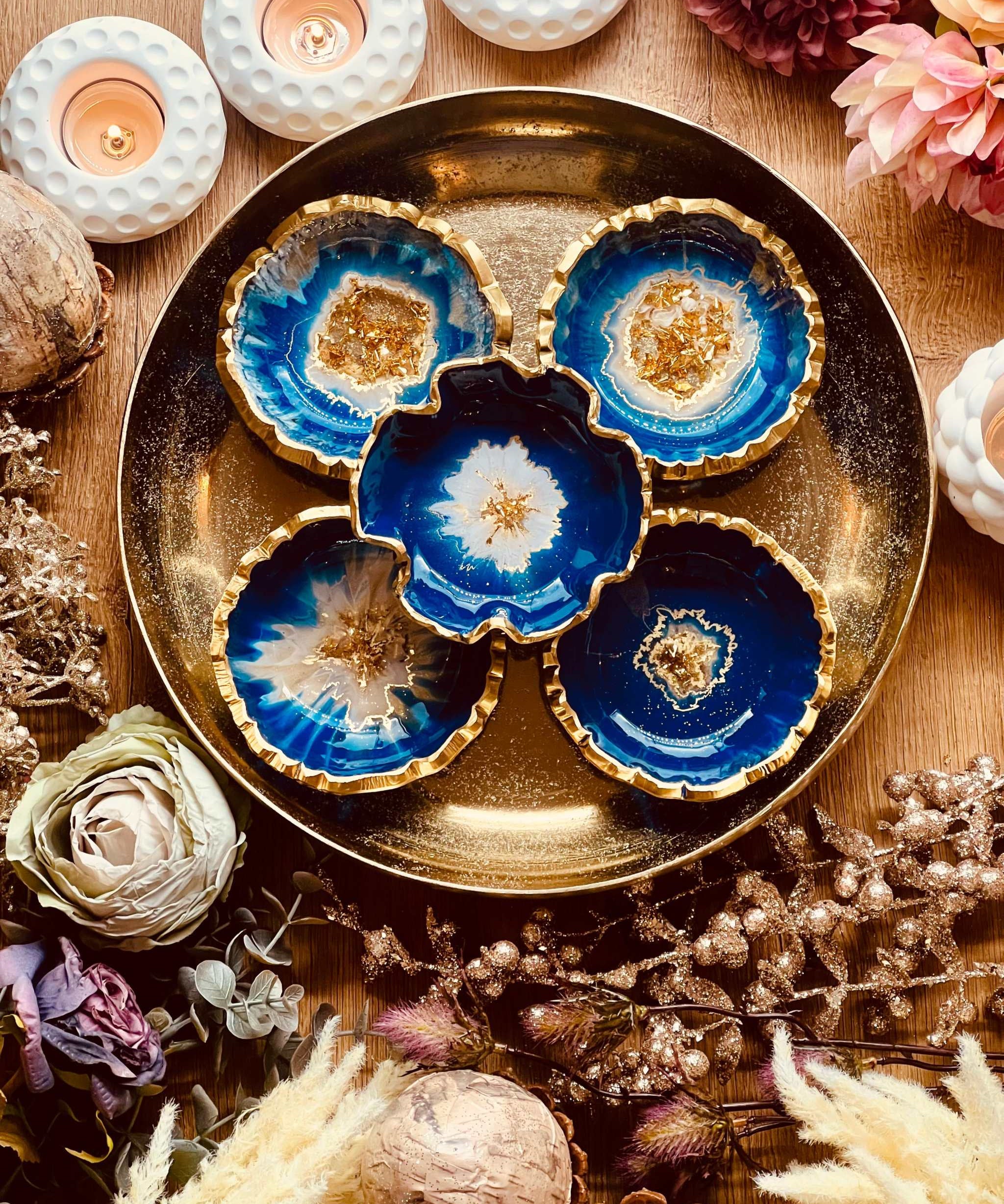 handgemachte blaue schmuckschalen aus resin mit goldenen details auf goldfarbenem teller dekoration badezimmer schlafzimmer