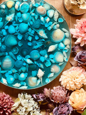 Rundes handgemachtes Tablett aus Resin im Ocean Art Stil mit echten Muscheln und Dekoblumen
