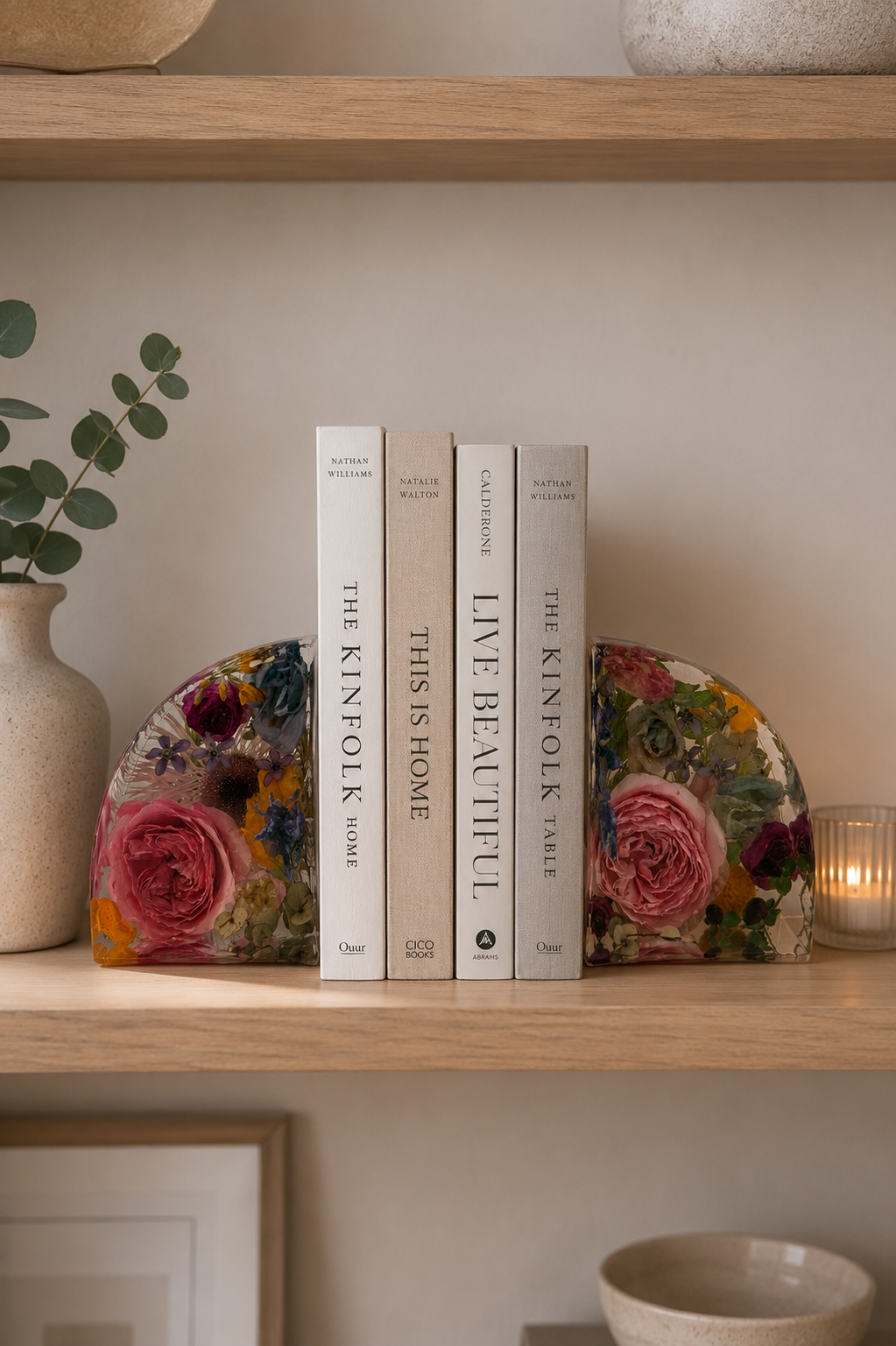 Handgefertigte Buchstützen aus konserviertem Brautstrauß in klarem Epoxidharz mit getrockneten Blumen, elegant und individuell.