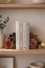 Handgefertigte Buchstützen aus konserviertem Brautstrauß in klarem Epoxidharz mit getrockneten Blumen, elegant und individuell.