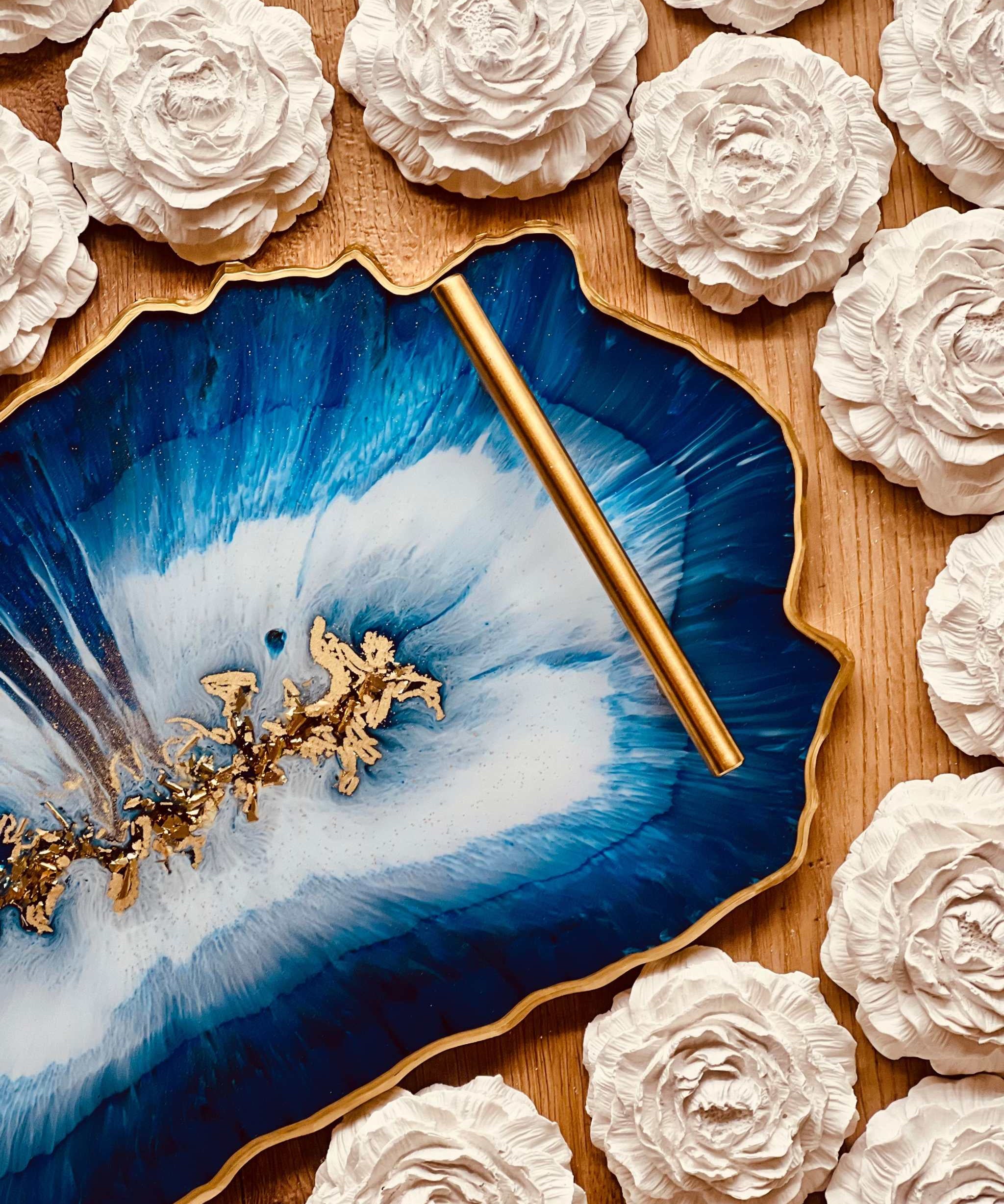 Handgemachtes blau-weißes Tablett aus Resin mit goldenen Details und floralem Dekor, ca. 40x23cm