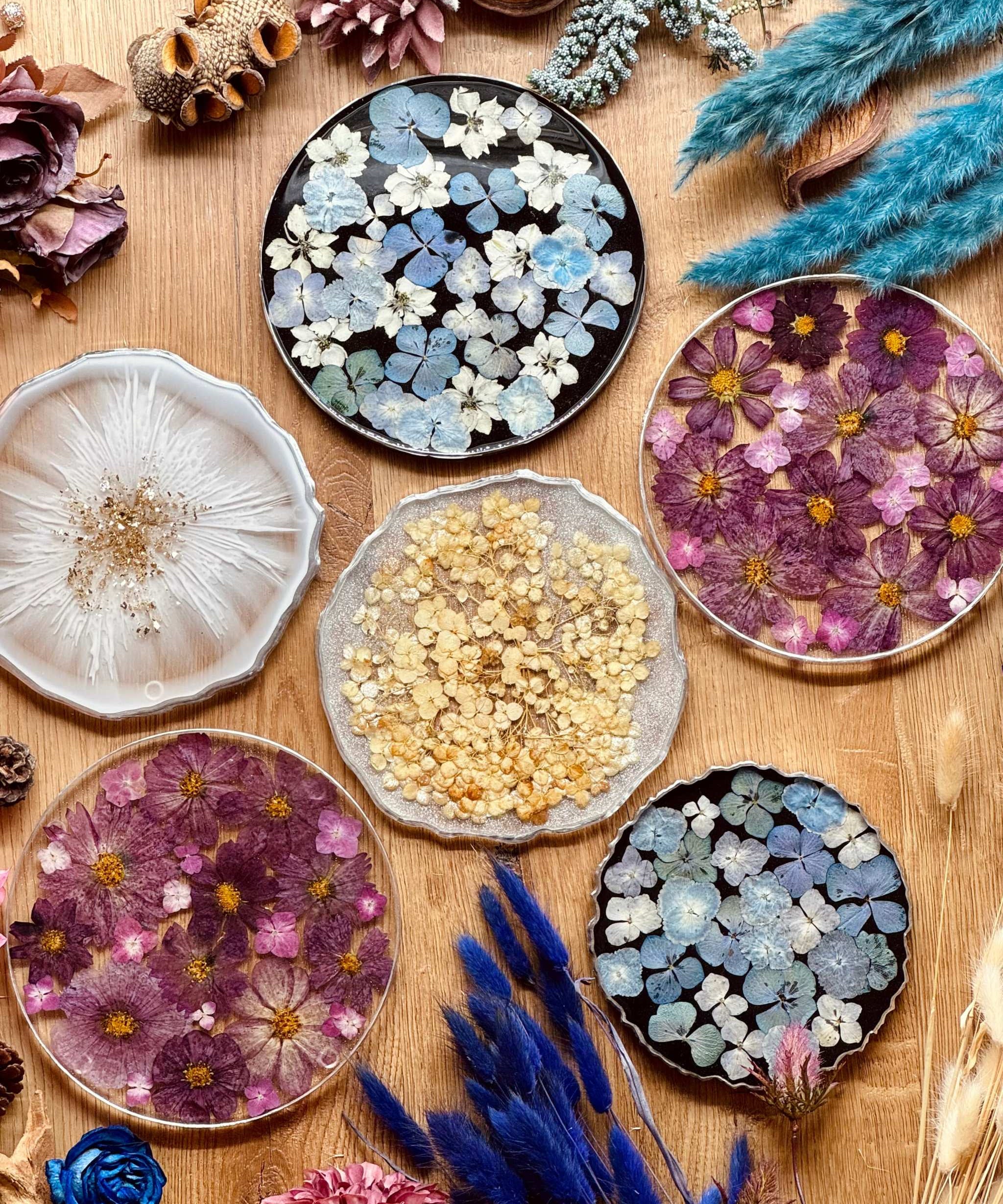 Handgemachte Tabletts aus Resin mit getrockneten Blumen und silbernen Details als dekoratives Unikat