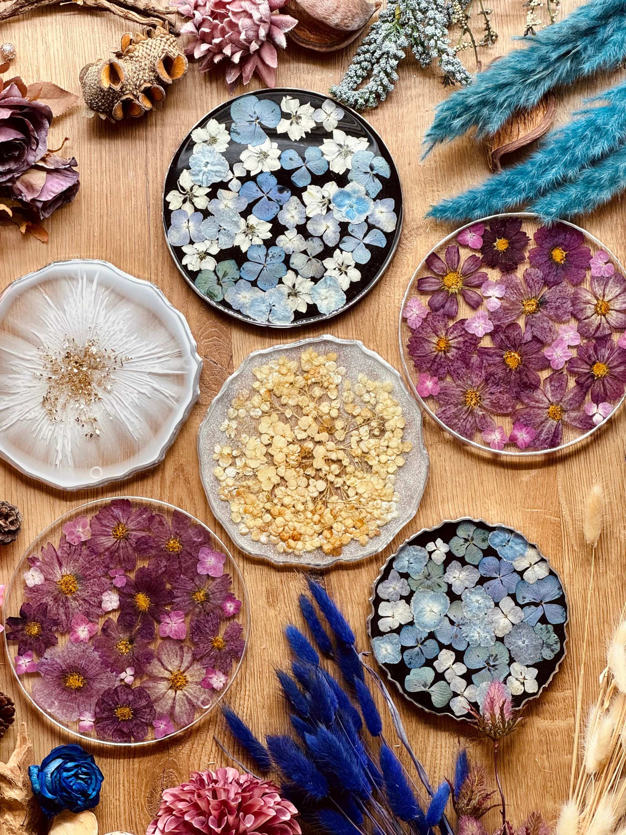 Handgemachte Tabletts aus Resin mit getrockneten Blumen und silbernen Details als dekoratives Unikat