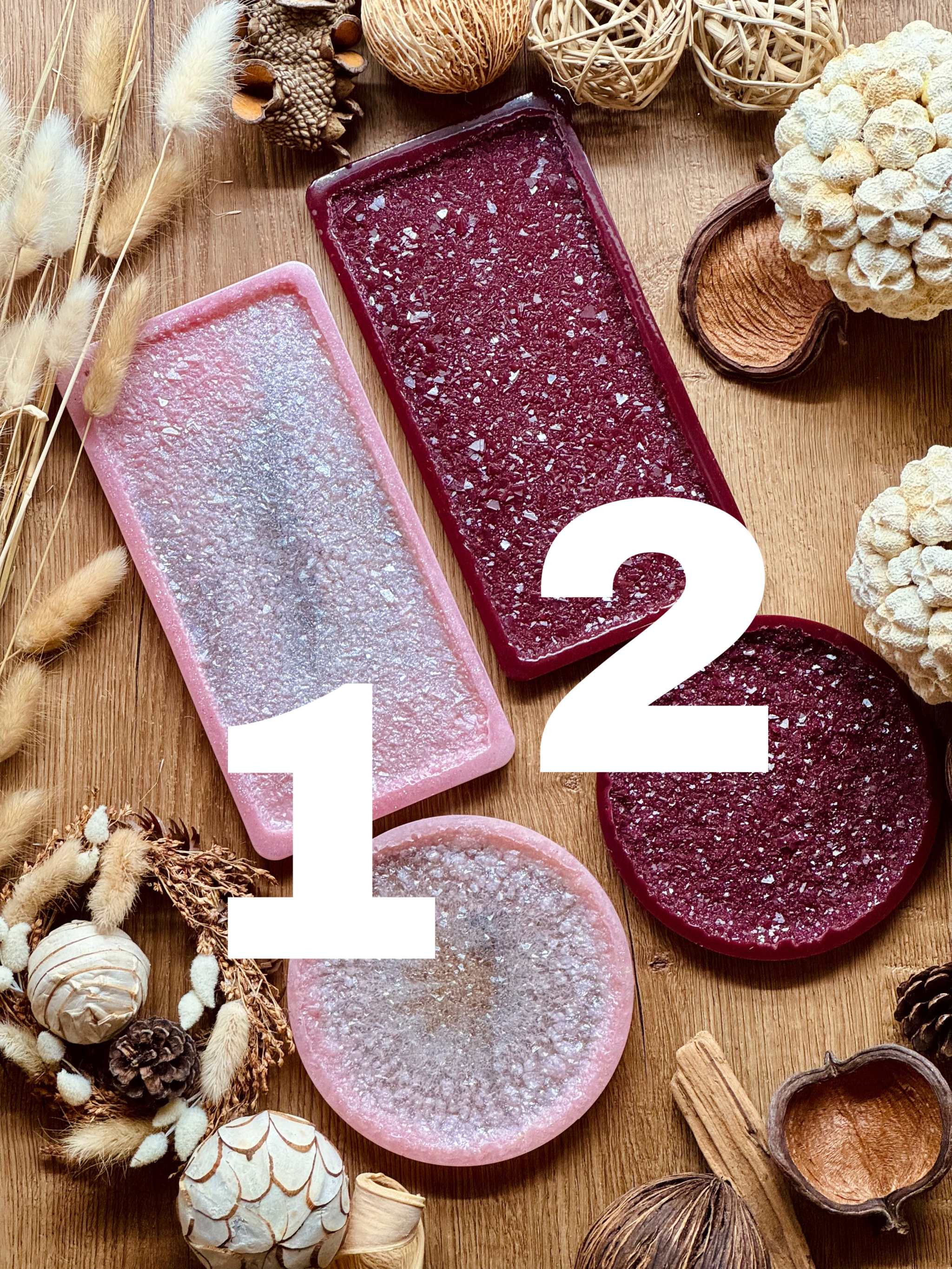 Tablett Set aus Resin mit Edelstein Optik in rosé und bordeaux, rechteckig und rund mit druzy Oberfläche, handgemacht, dekorativ auf Holztisch mit natürlicher Deko