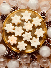 
Handgefertigte Rapswachskerze in Sternform, vegan und umweltfreundlich – ein festliches Geschenk für gemütliche Weihnachtsmomente.