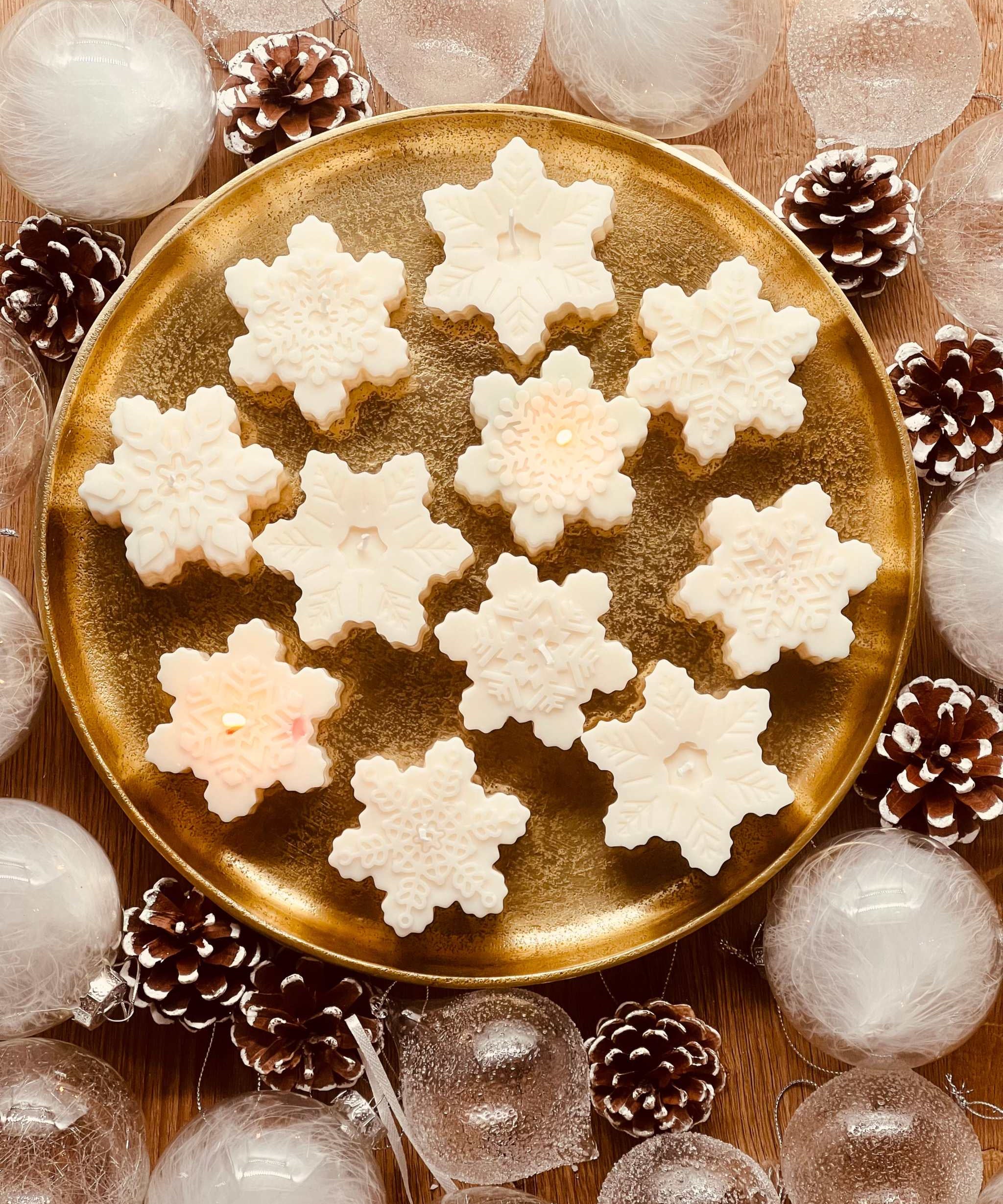 
Handgefertigte Rapswachskerze in Sternform, vegan und umweltfreundlich – ein festliches Geschenk für gemütliche Weihnachtsmomente.