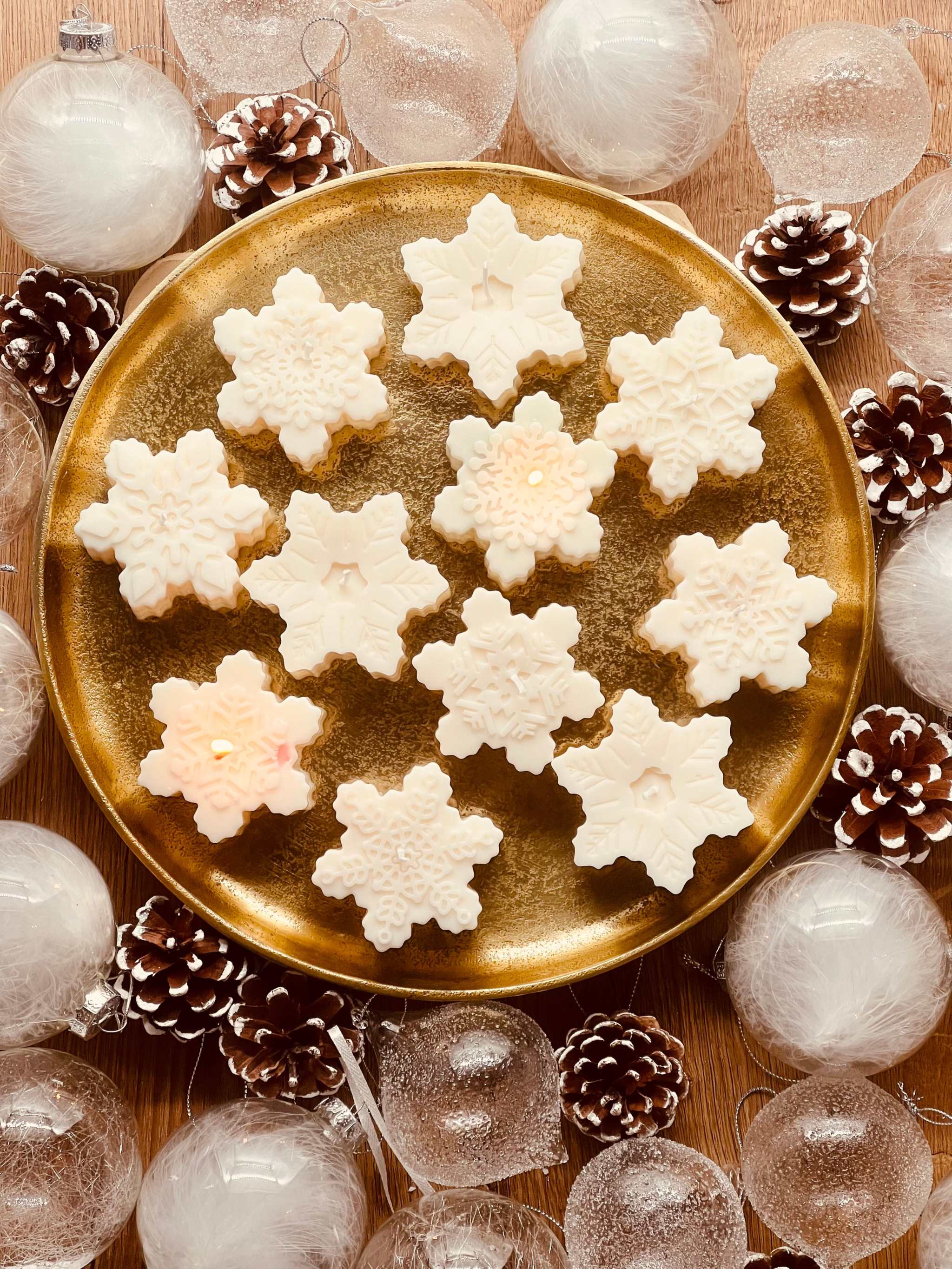 
Handgefertigte Rapswachskerze in Sternform, vegan und umweltfreundlich – ein festliches Geschenk für gemütliche Weihnachtsmomente.