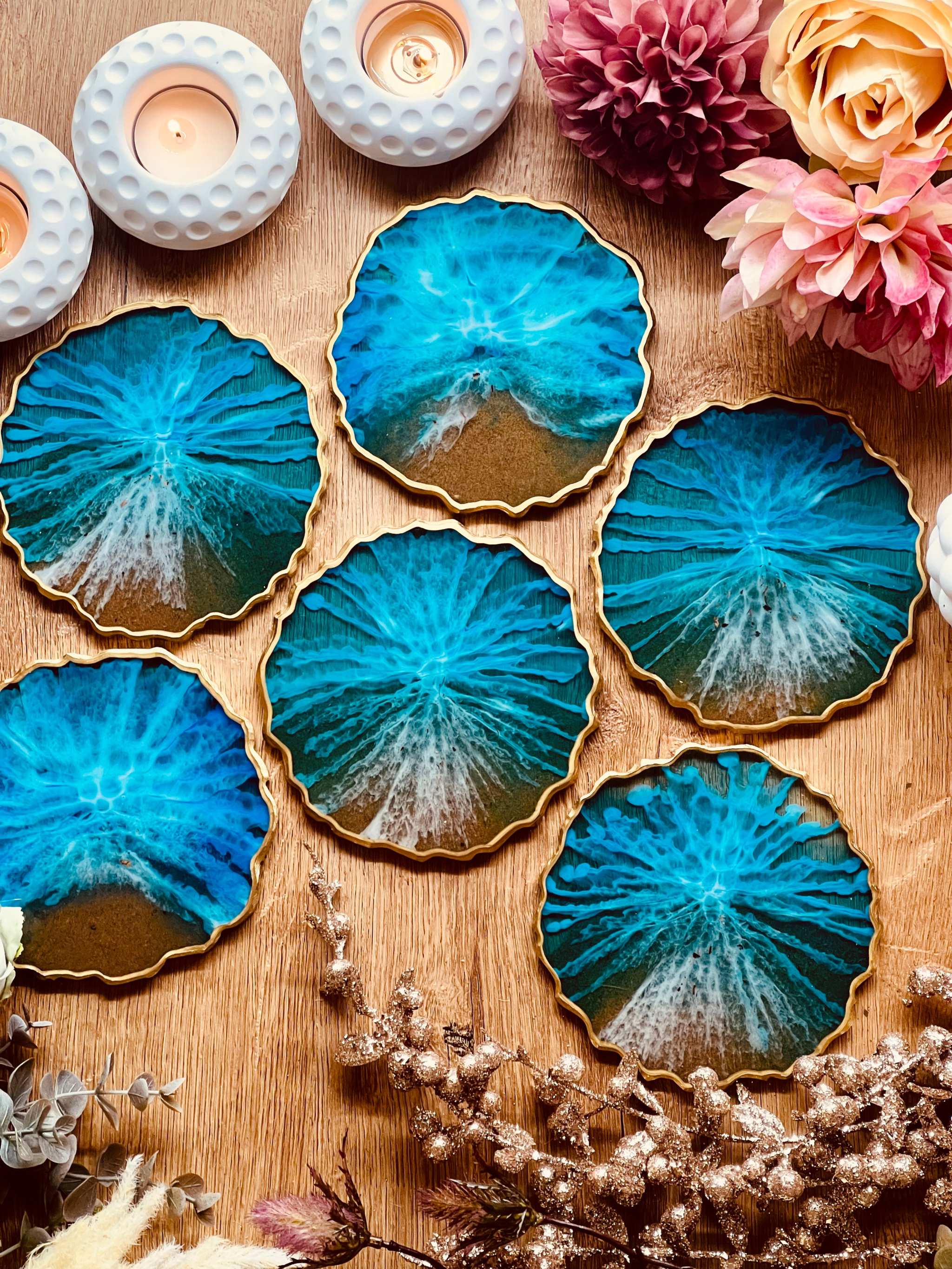 6 handgemachte Untersetzer aus Resin in Blau mit goldenen Details im Ocean Design, ca. 12 cm Durchmesser, einzigartiges Set