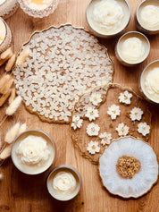 Kreative Dekoration mit echten Blumen – nutze diese handgepressten Larkspur Blüten für Bastelprojekte, Tischdekorationen oder kunstvolle Collagen.