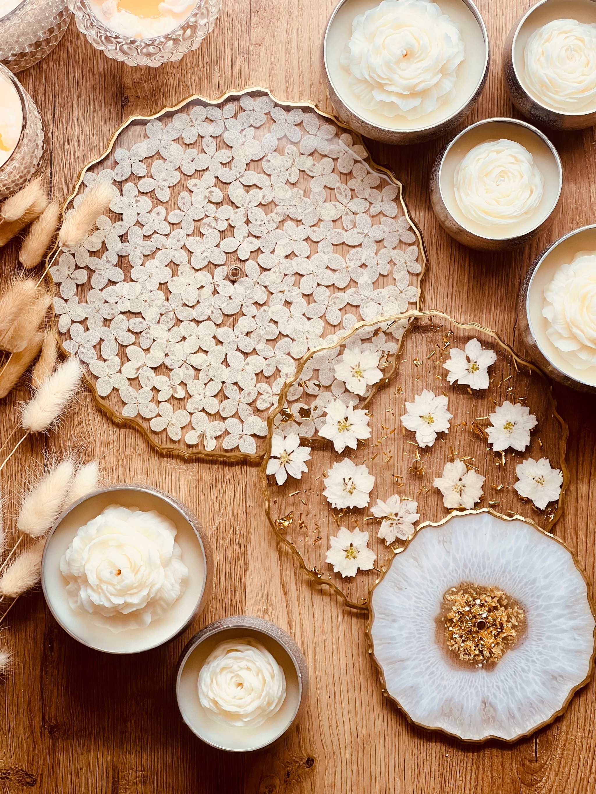 Kreative Dekoration mit echten Blumen – nutze diese handgepressten Larkspur Blüten für Bastelprojekte, Tischdekorationen oder kunstvolle Collagen.
