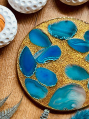 Rundes handgemachtes Tablett aus blauem Resin mit goldenen Details und echten türkisen Achat Scheiben