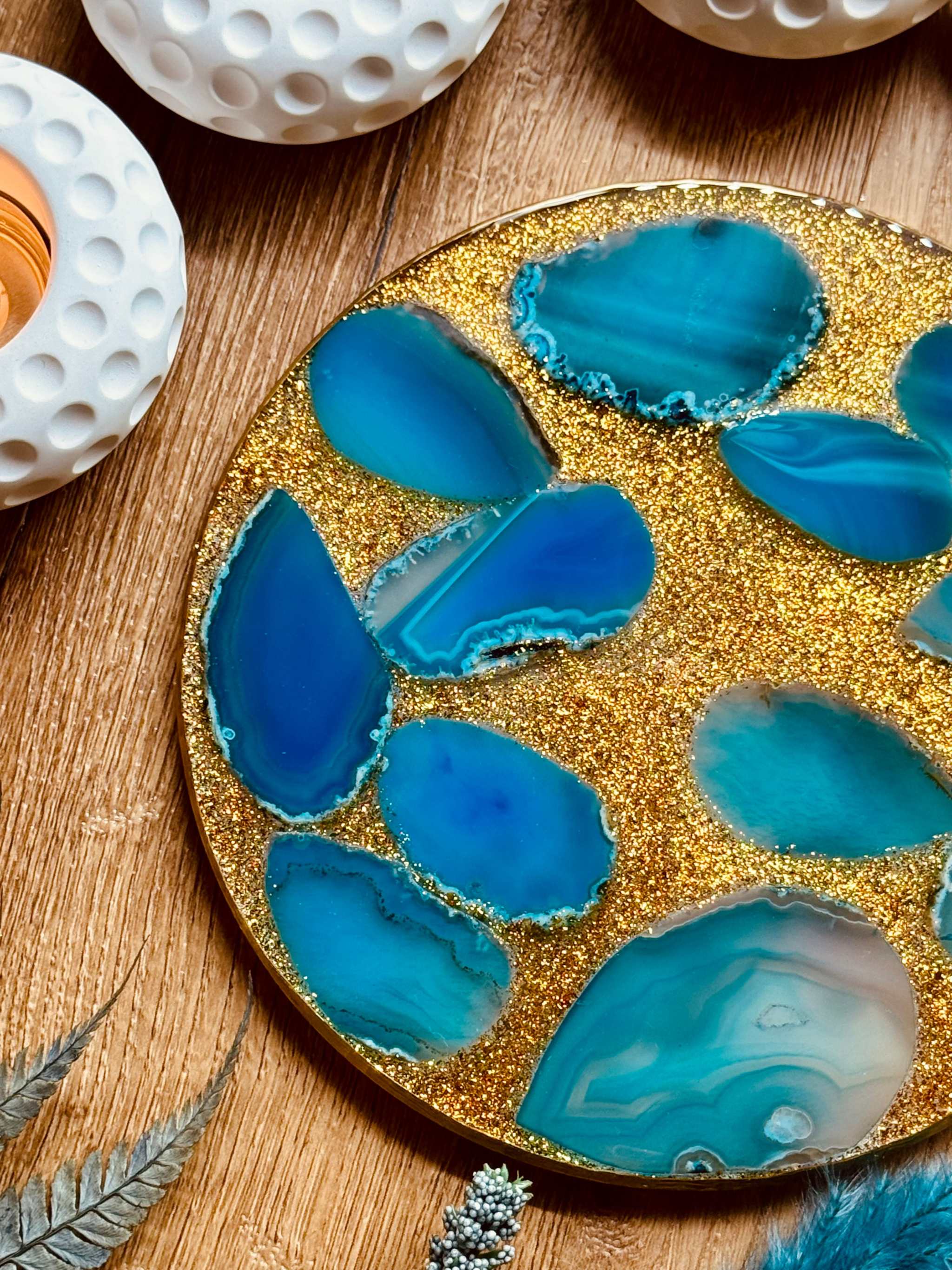 Rundes handgemachtes Tablett aus blauem Resin mit goldenen Details und echten türkisen Achat Scheiben