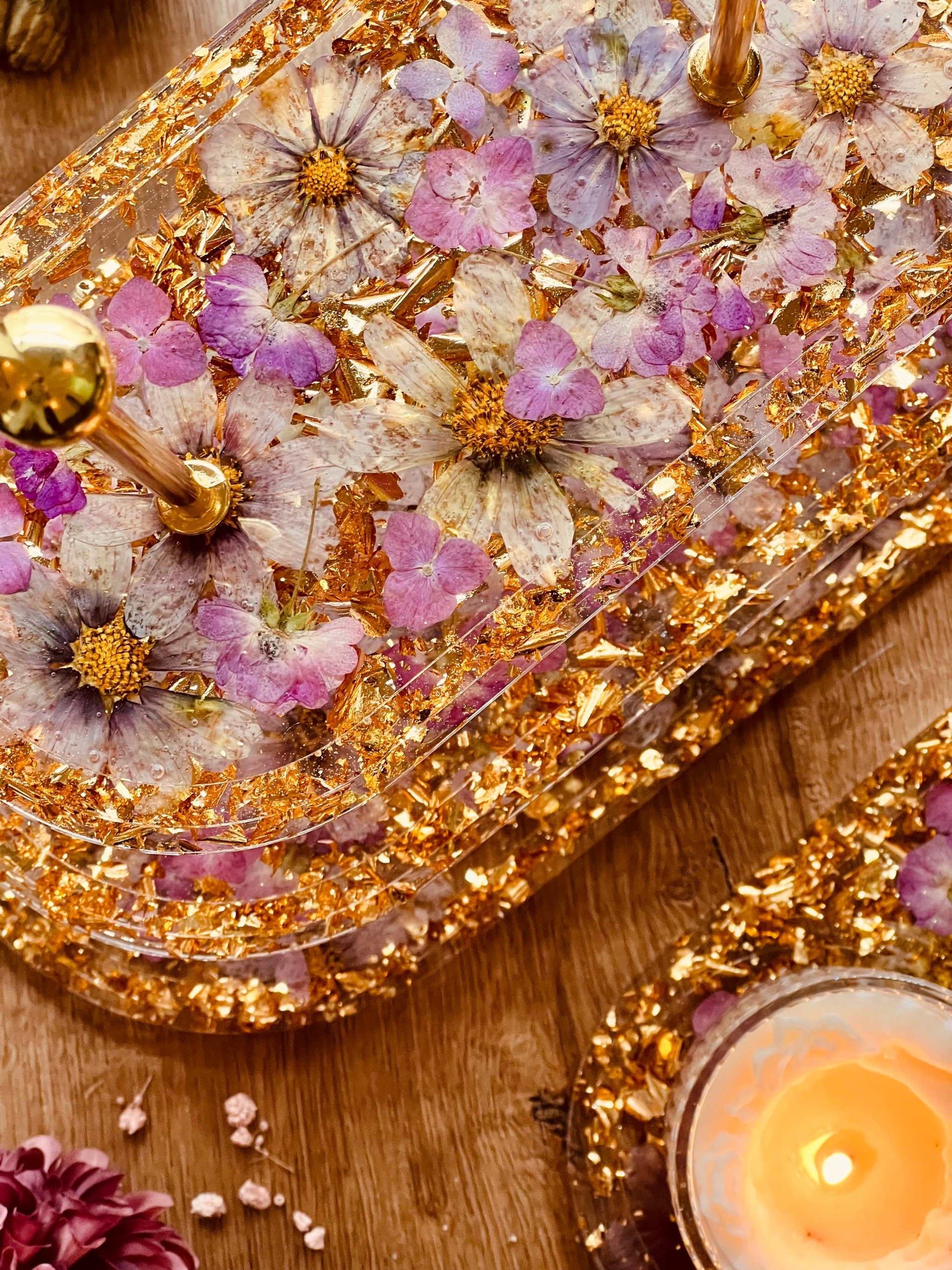 Tolle Trockenblumen für Resin Art oder Scrapbooking – verleihe Karten, Einladungskarten oder Tagebüchern mit diesen roten Rosenblüten einen einzigartigen Look.
