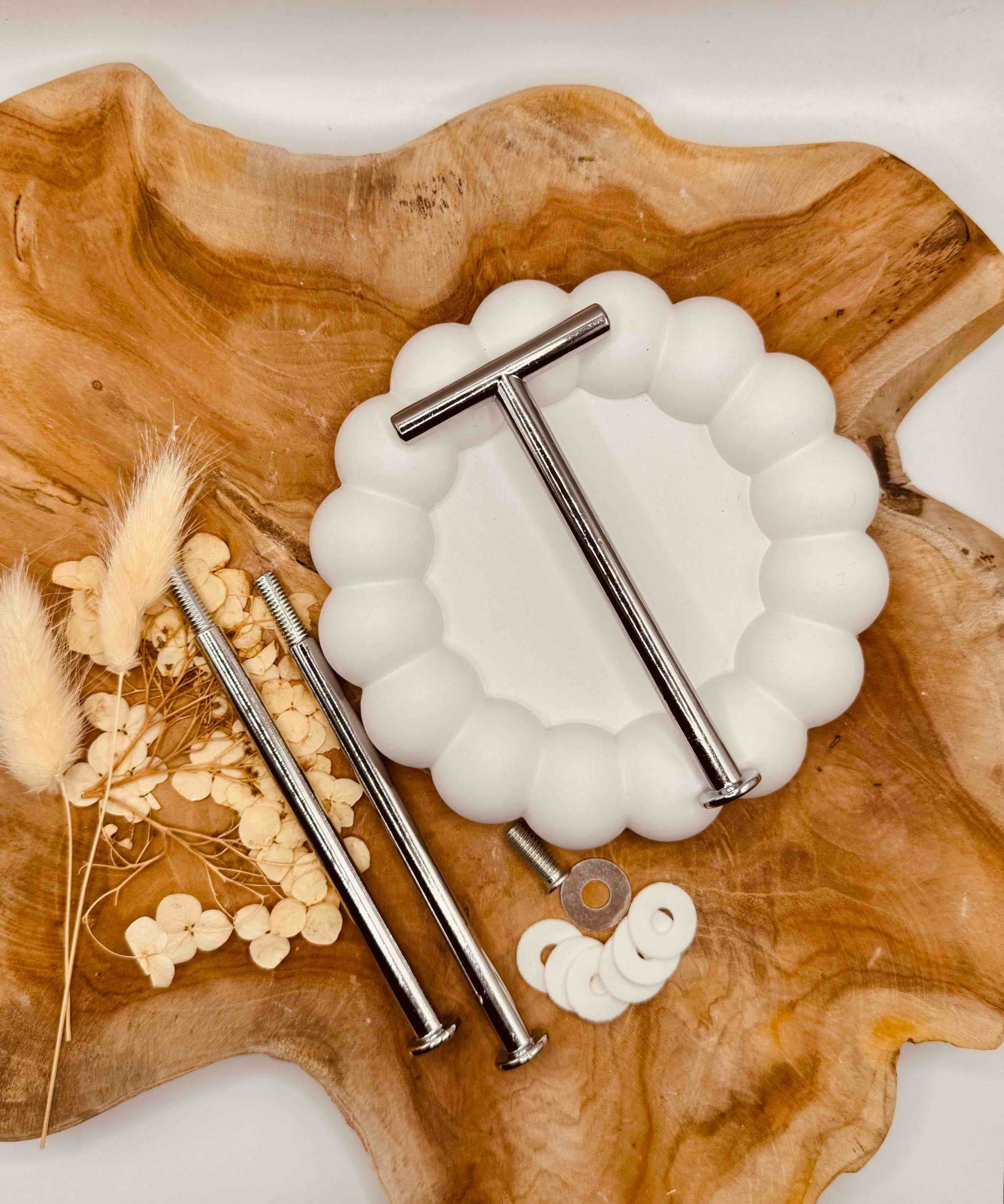Art Supplies - Detailansicht der silberfarbenen Etagerenstange mit zeitlosem Design