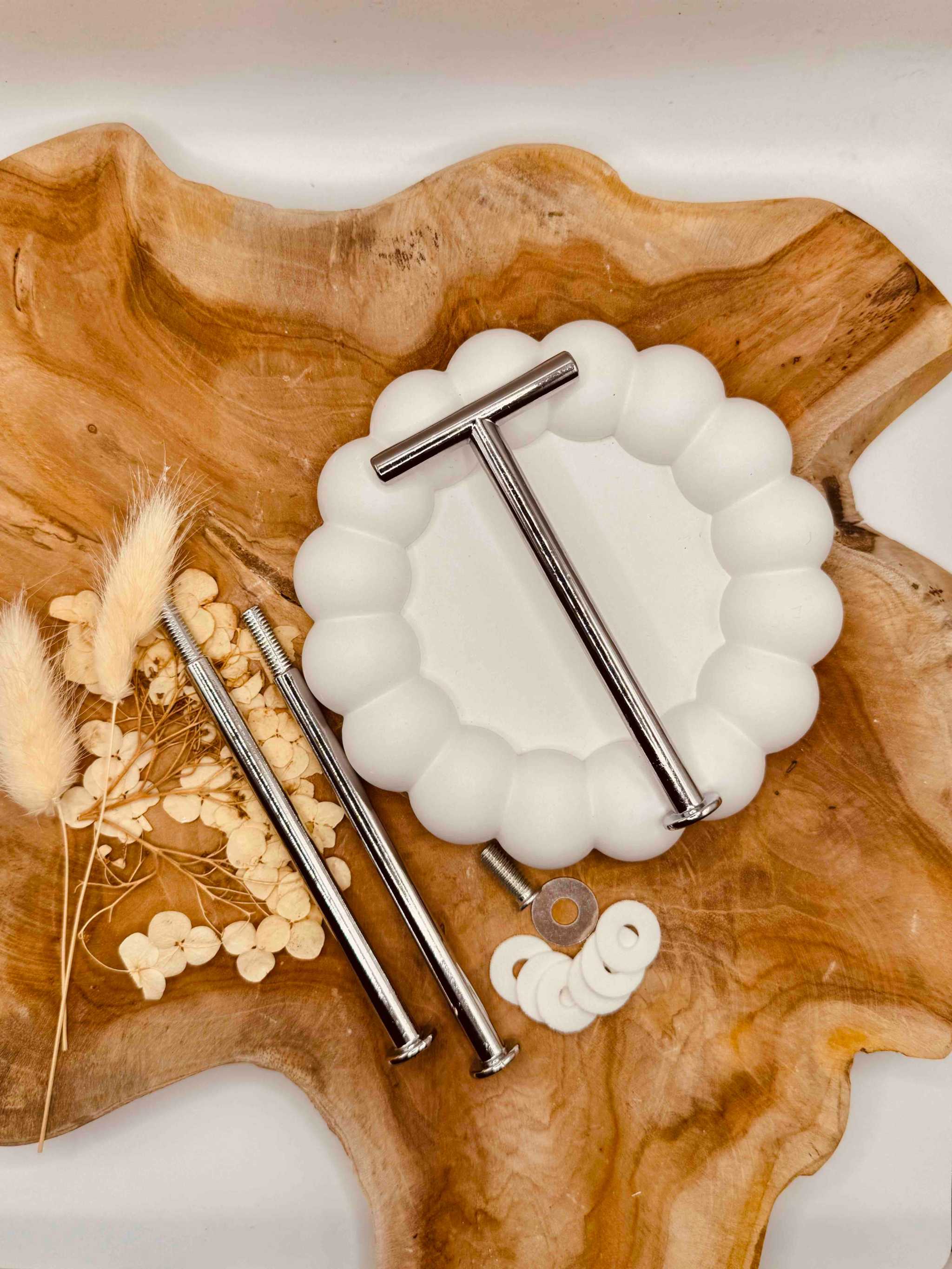 Art Supplies - Detailansicht der silberfarbenen Etagerenstange mit zeitlosem Design