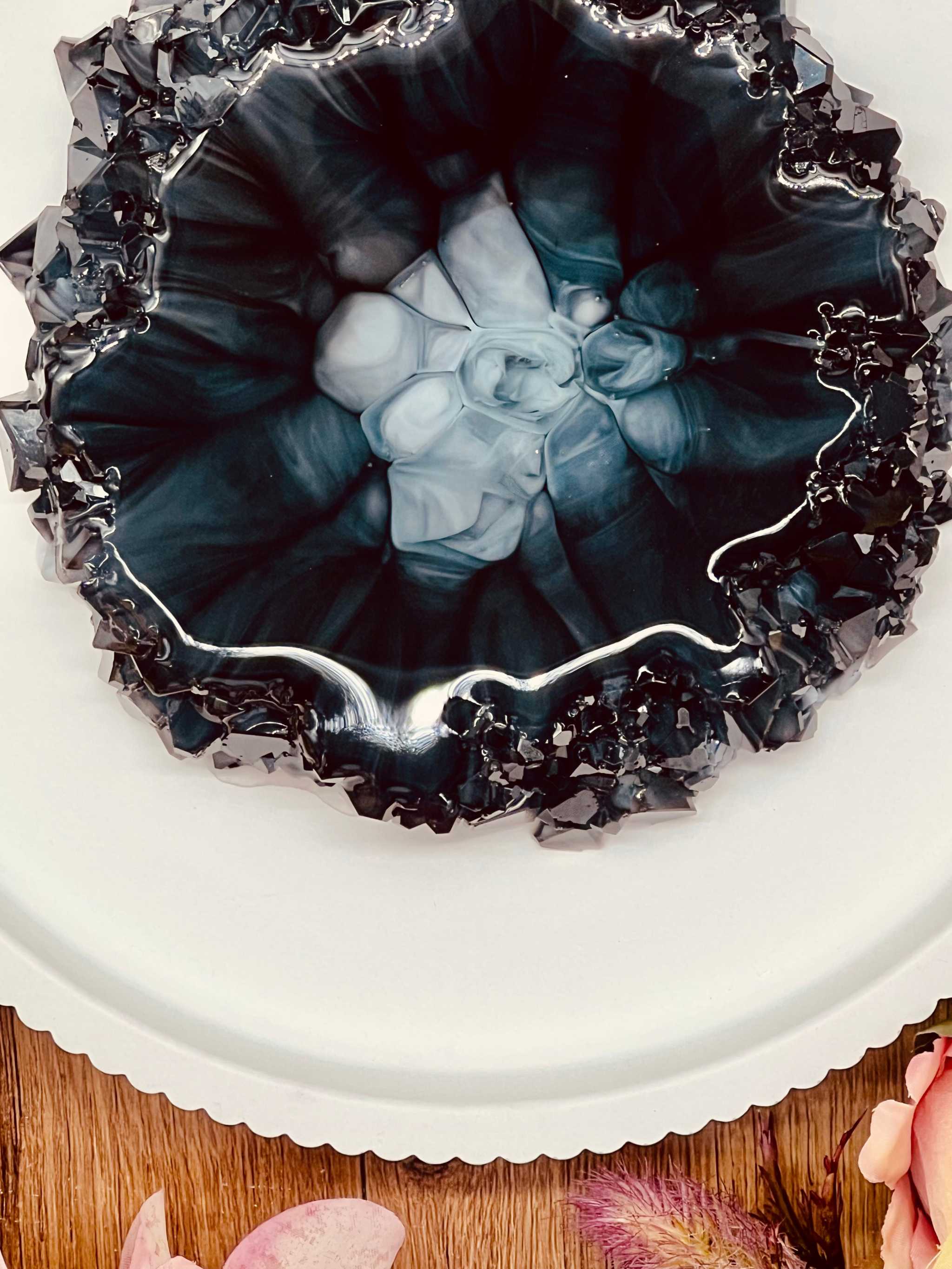 Handgemachtes Tablett aus Resin im Geode Kristall Look als einzigartiges Dekorationsstück
