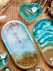 Handgemachte blaue Schmuckschalen aus Resin mit Muscheldekor als einzigartige Unikate in verschiedenen Formen und Größen