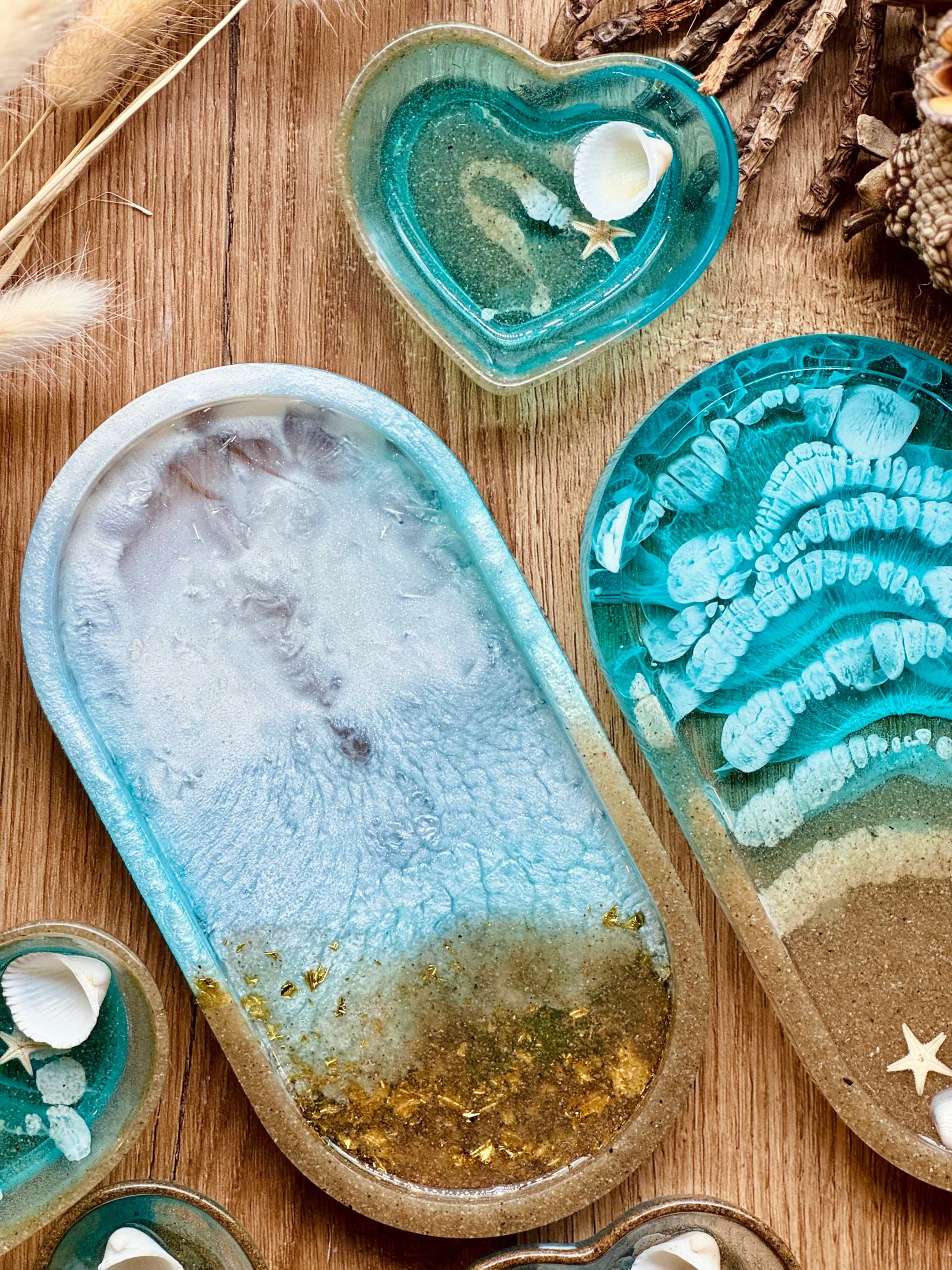 Handgemachte blaue Schmuckschalen aus Resin mit Muscheldekor als einzigartige Unikate in verschiedenen Formen und Größen