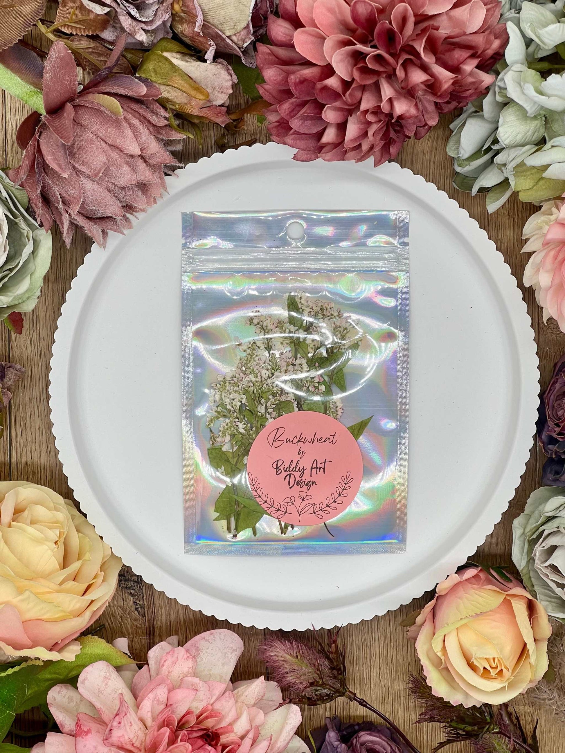 Hübsch verpackte, handgetrocknete Blumen für kreative Kunst- und DIY-Projekte. Perfekt für Kreativprojekte, Resin Art und Scrapbooking. Hochwertig getrocknete Blüten in wunderschönen Farben, perfekt für Kunst-, Bastel- und Dekorationsprojekte.
