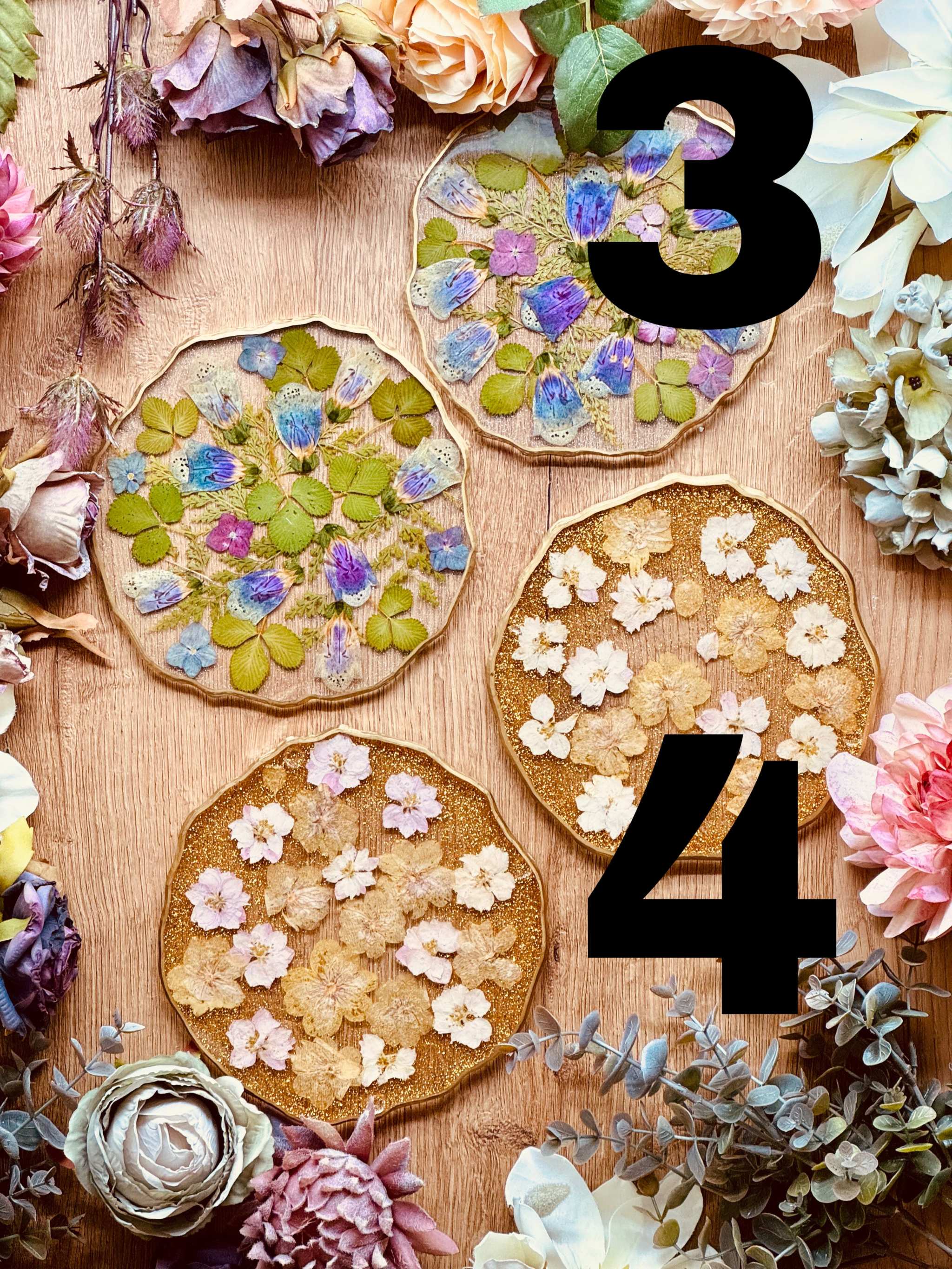 handgemachtes Tablett aus Resin mit getrockneten Blumen und goldenen Akzenten in verschiedenen Designs auf Holzuntergrund