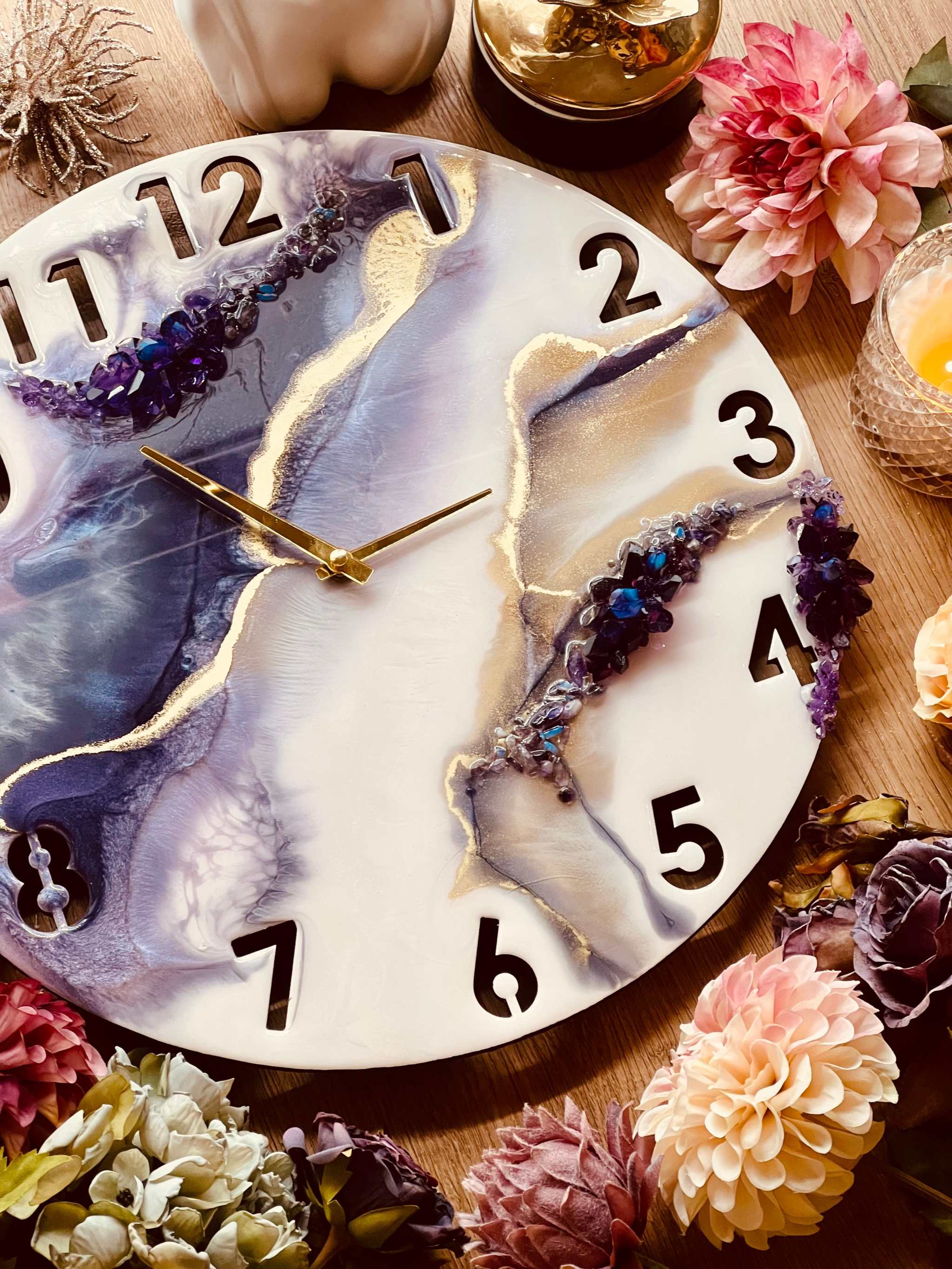 Handgemachte Resin Uhr in Weiß, Lila und Gold mit Kristallen im Geode Art Look, 40cm Durchmesser, dekorativ und einzigartig.