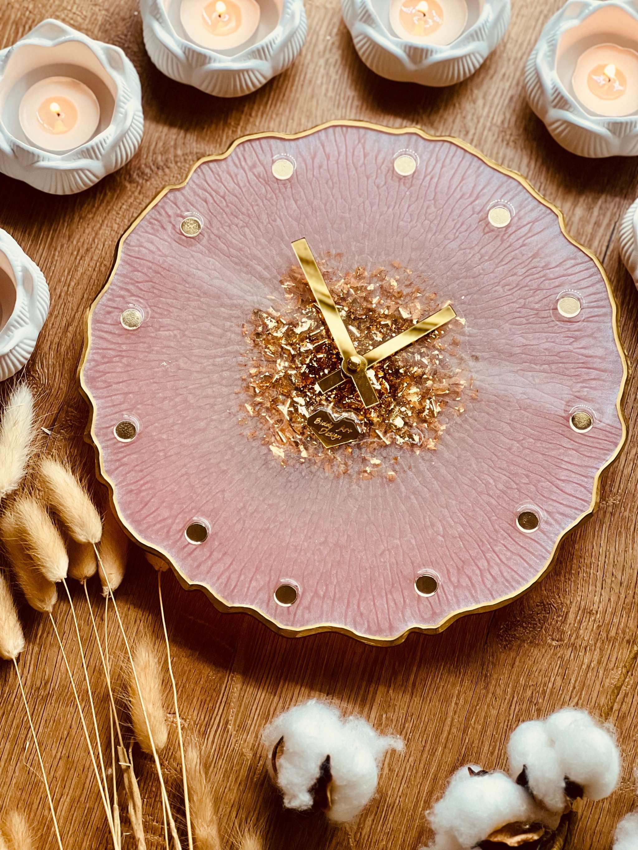 Handgemachte rosa Resin Uhr mit goldenen Details und einzigartigem Design, 25 cm Durchmesser