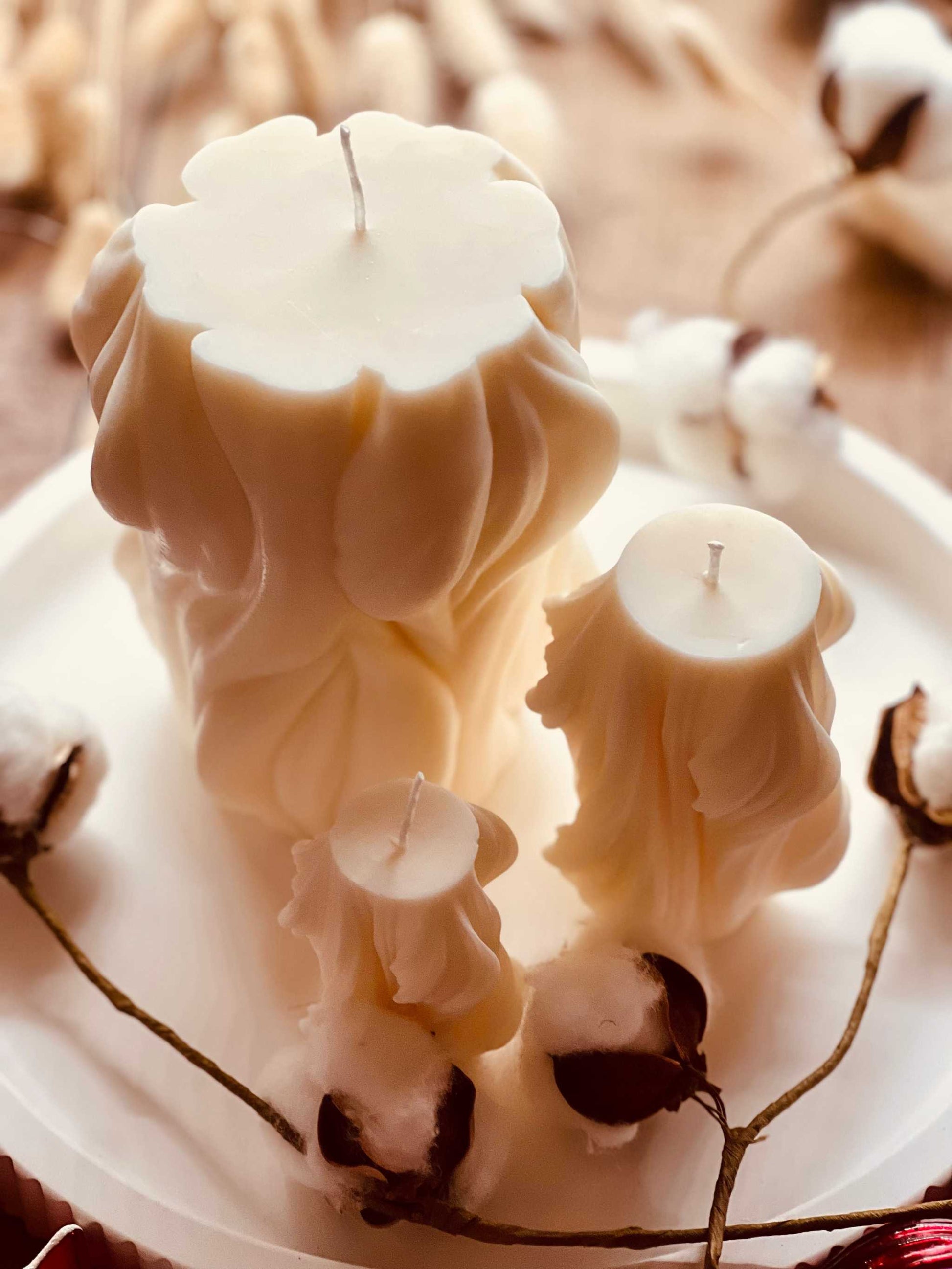 Rapswachskerze in ausgefallenem Design, handgemacht und perfekt als nachhaltiges Geschenk oder Deko-Akzent. Die Kerzen werden mit handgemachten, weissen Tabletts aus Giesskeramik zum Blickfang.